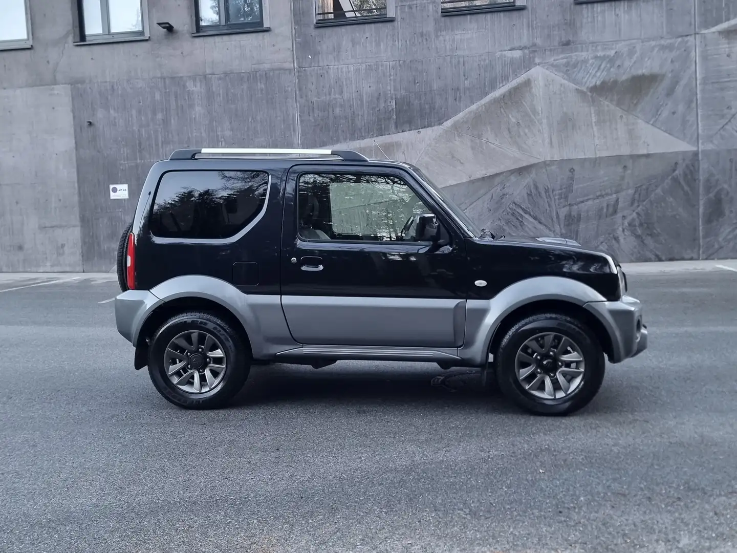 Suzuki Jimny 1,3 VX Deluxe *AHK*Sitzhzg*LEDER*Klima* Schwarz - 2