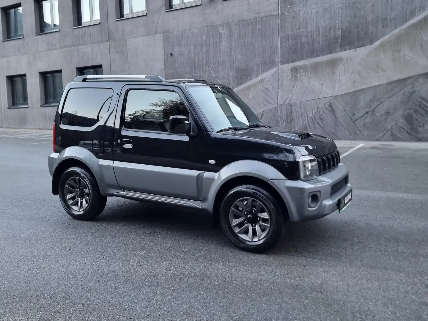 Suzuki Jimny 1,3 VX Deluxe *AHK*Sitzhzg*LEDER*Klima* Schwarz - 1