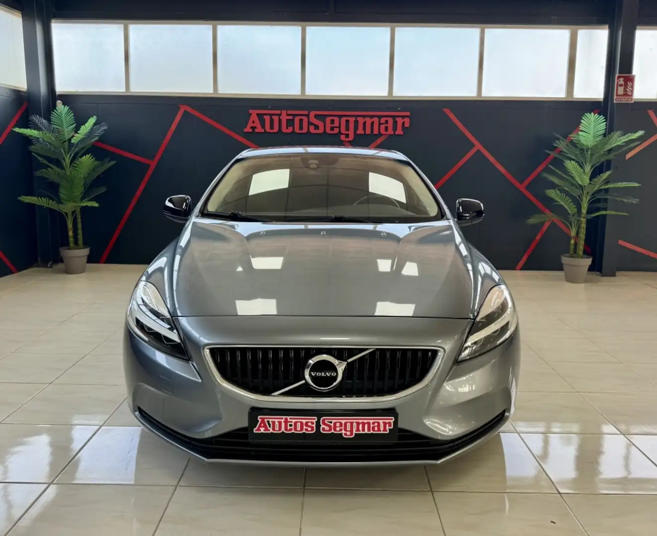 Volvo V40 D2 Momentum Aut. 120 (4.75) Gris - 2
