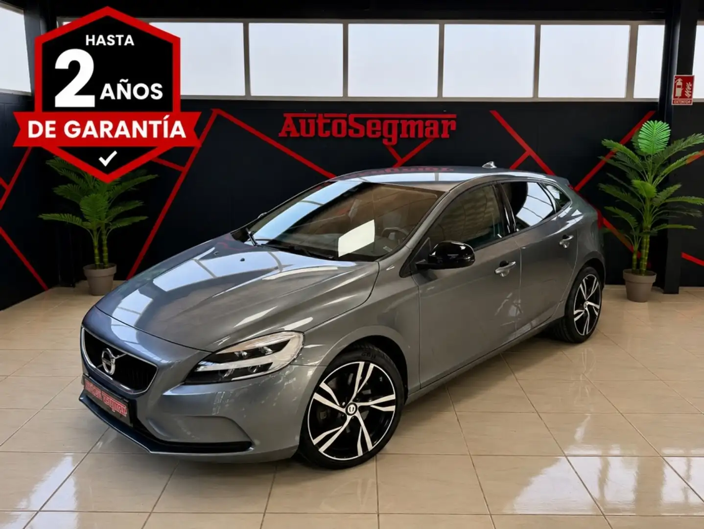 Volvo V40 D2 Momentum Aut. 120 (4.75) Gris - 1