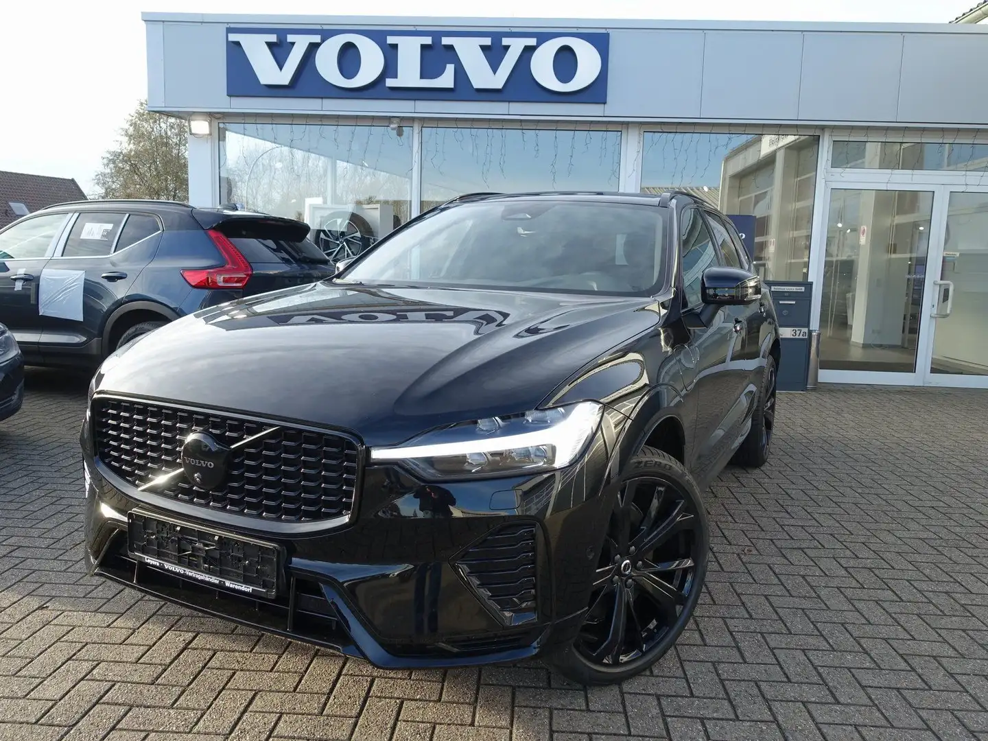 Volvo XC60 Black Edition Plus T6 AWD Plug-in/360°/Pano Schwarz - 1