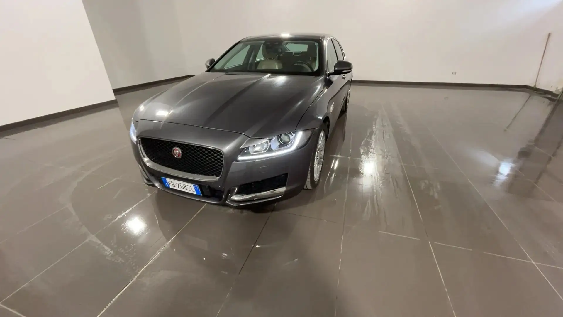 Jaguar XF XF 2.0d Prestige 180cv auto Grigio - 2