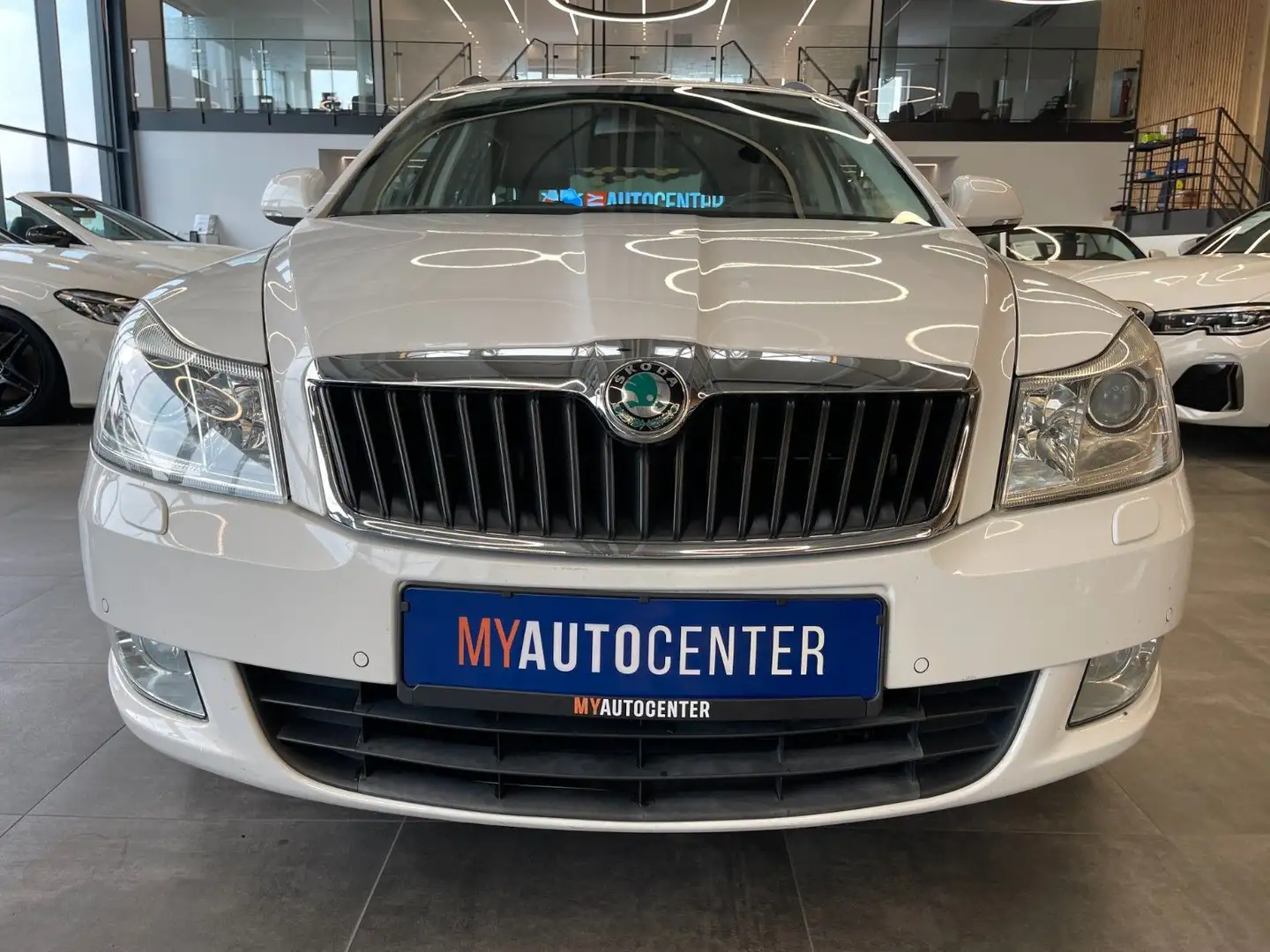 Skoda Octavia Combi Elegance DSG *NAVI*XENON*PDC* Wit - 2