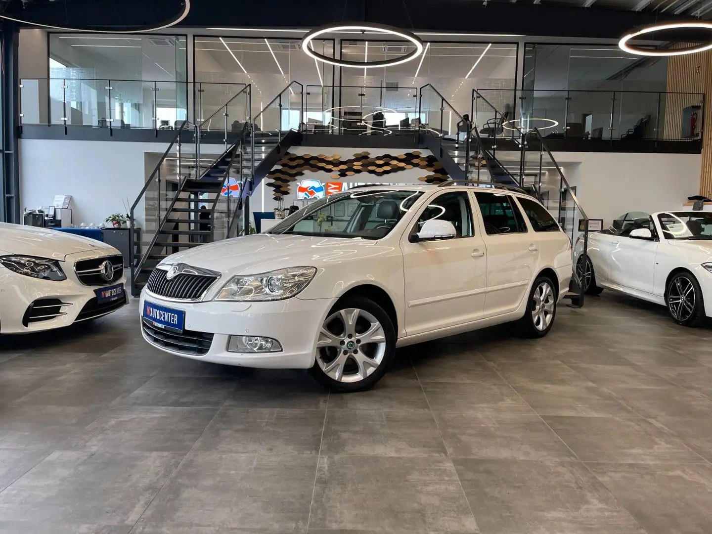 Skoda Octavia Combi Elegance DSG *NAVI*XENON*PDC* Wit - 1