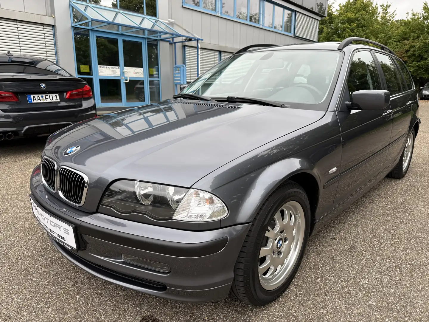 BMW 320 BMW 320i Touring *1. HAND*SHZ*SHD*Schalter Grau - 1