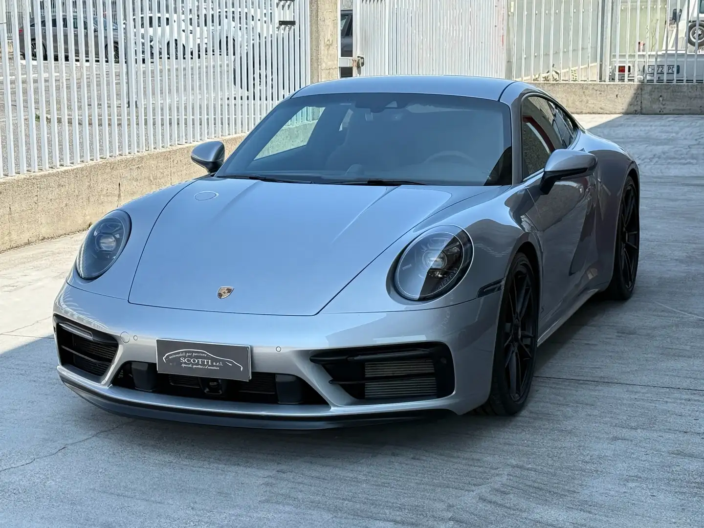 Porsche 992 911 Coupe 3.0 Carrera 4 GTS auto Plateado - 1