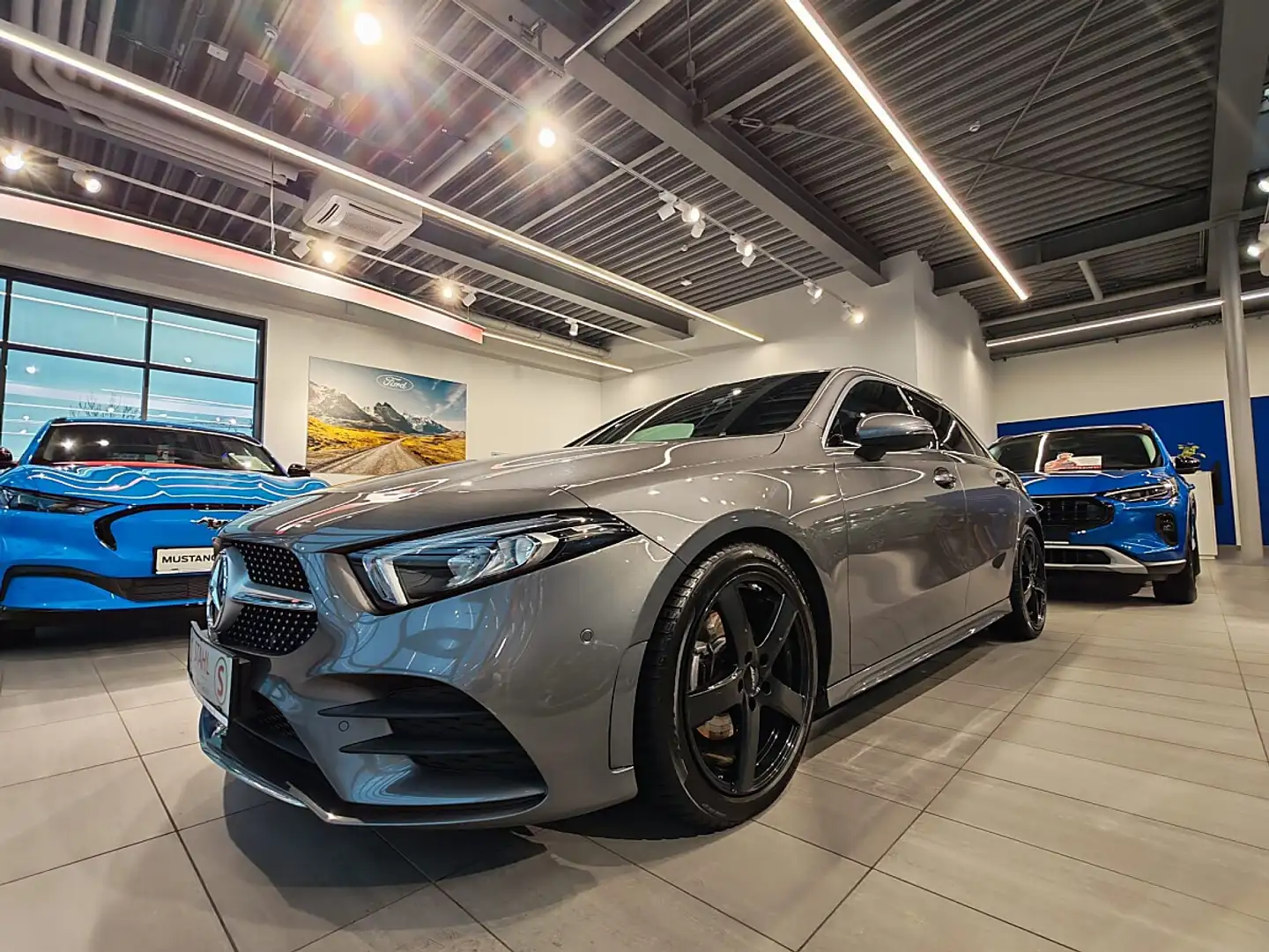 Mercedes-Benz A 200 d 4MATIC Aut. *AMG Line* Grau - 2