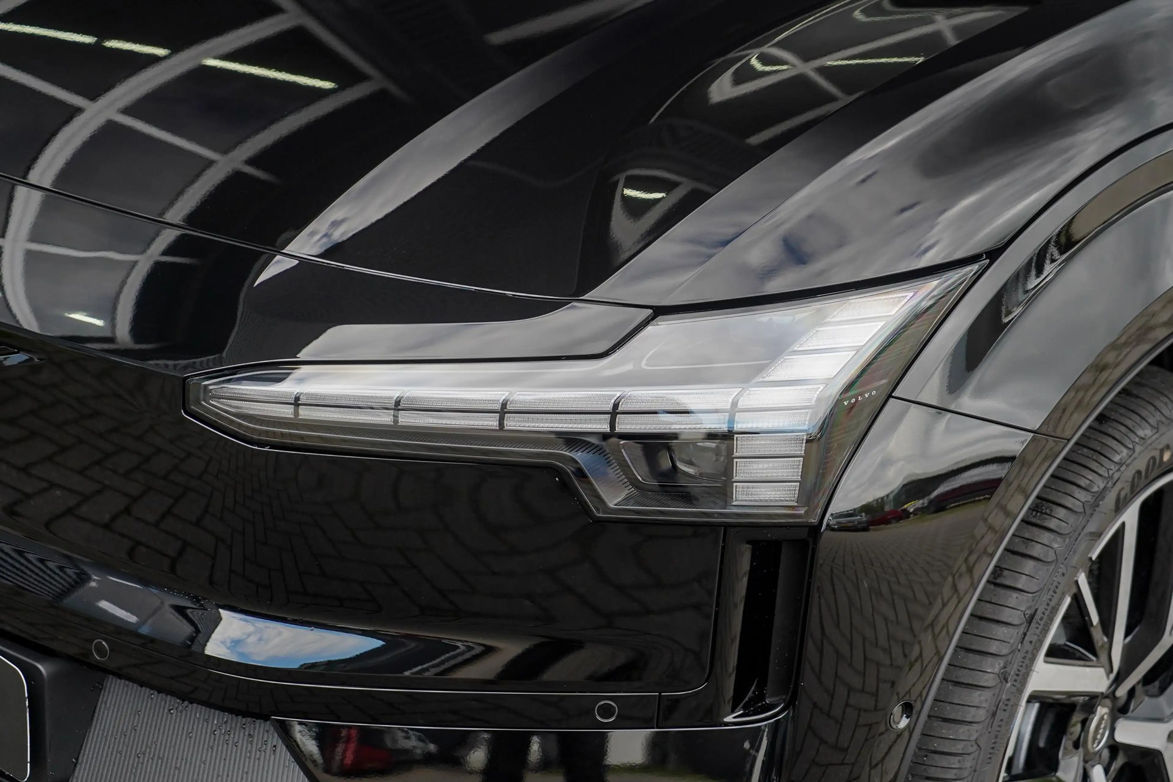 Volvo EX30 P5 Long Range Ultra Black Edition Europa 69 kWh — photo 4