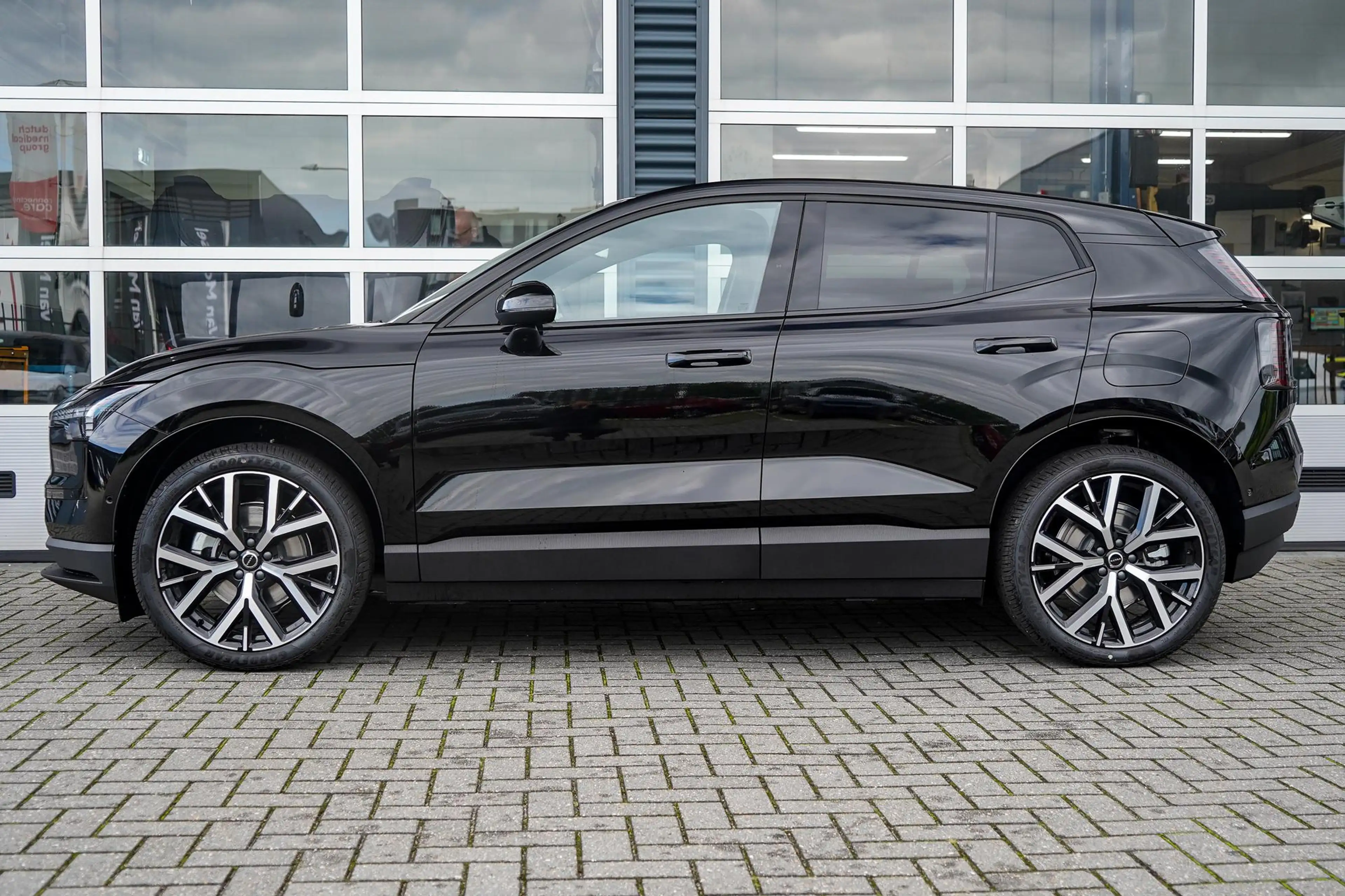 Volvo EX30 P5 Long Range Ultra Black Edition Europa 69 kWh — photo 3