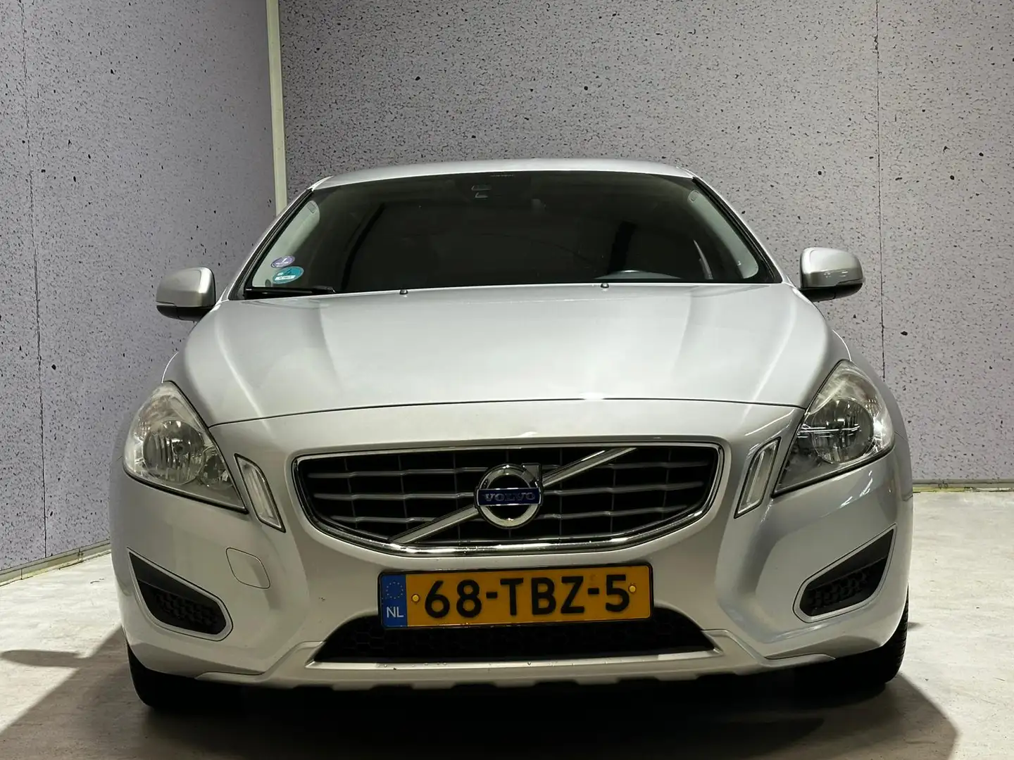 Volvo V60 1.6 T3 Kinetic // D-RIEM VV 176.319 KM // NAV // Grau - 2