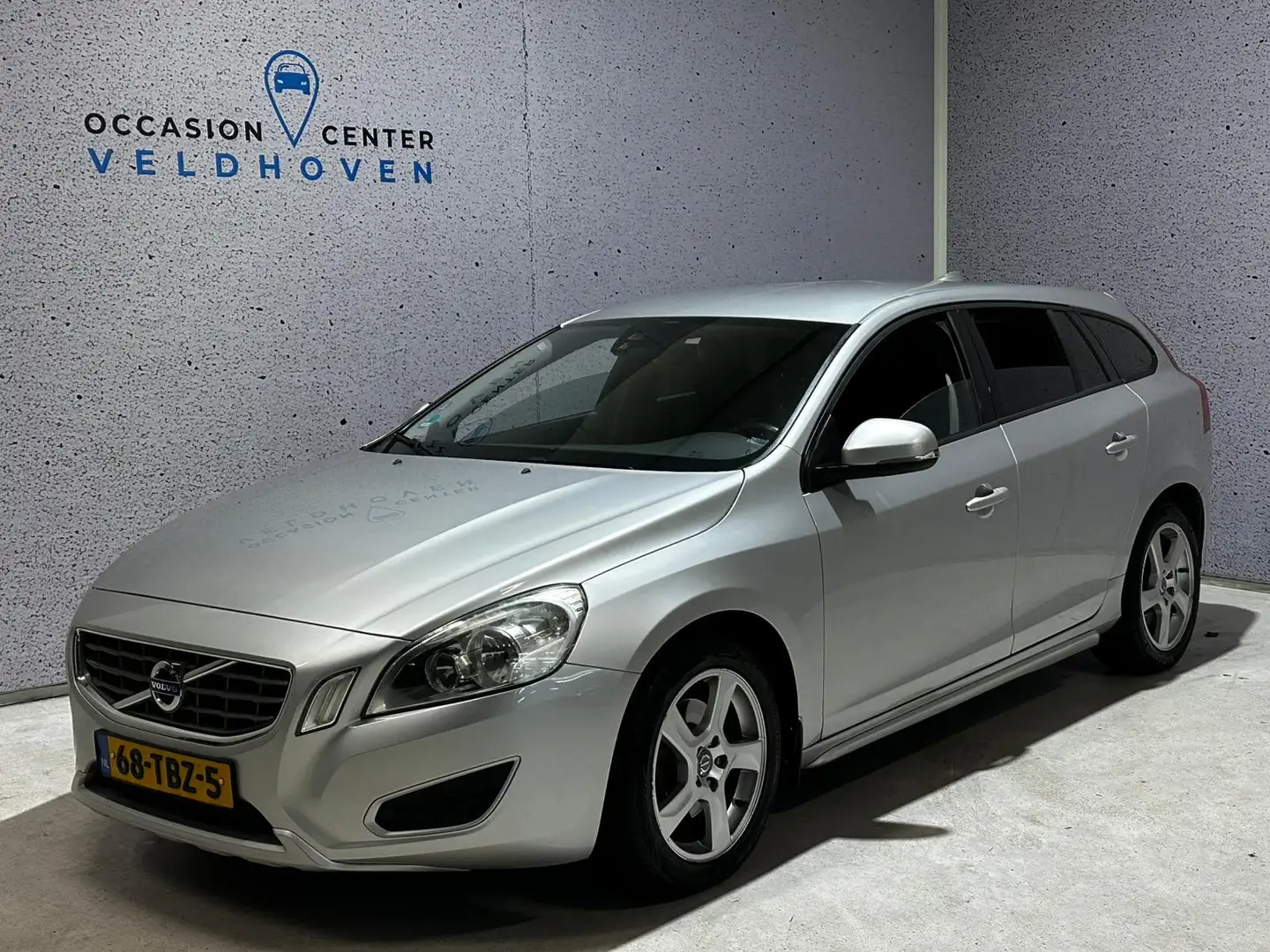 Volvo V60 1.6 T3 Kinetic // D-RIEM VV 176.319 KM // NAV // Grau - 1