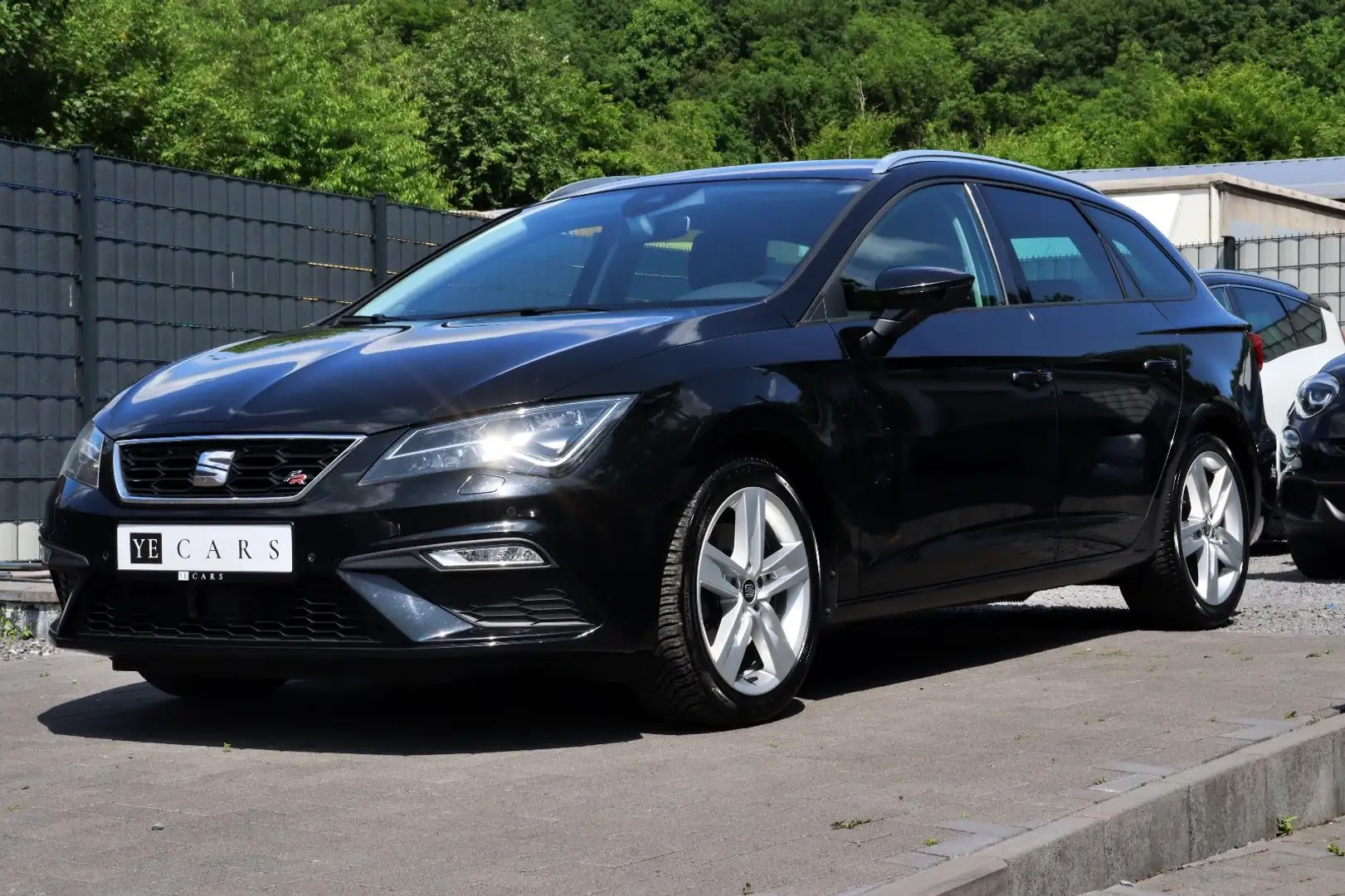 SEAT Leon ST FR DSG *LED*ACC*RFK*NAVI*SPUR*CAR-PLAY* Zwart - 1