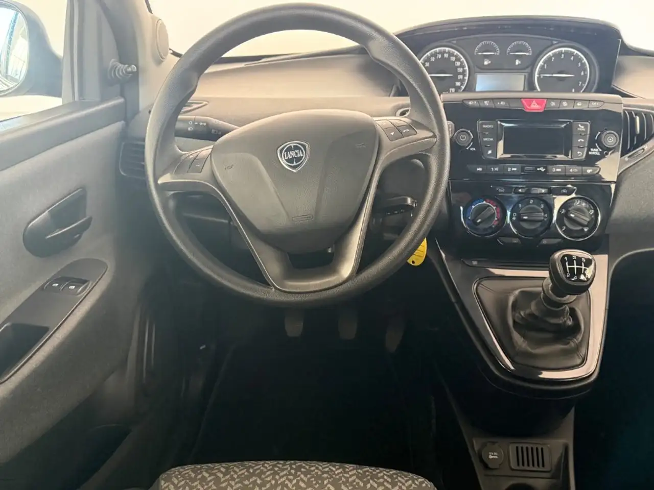 Lancia Ypsilon 2022 — фото 14