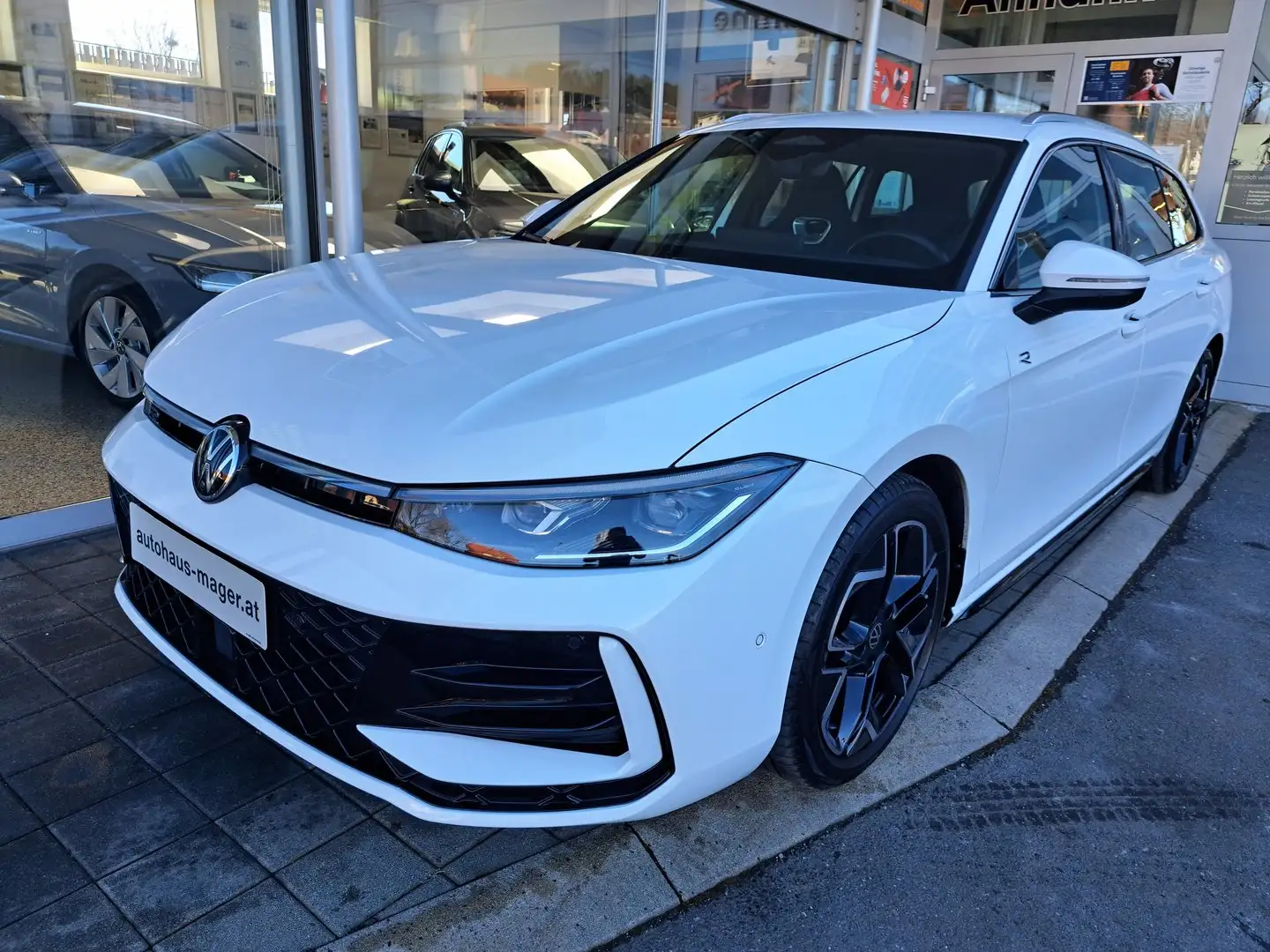 Volkswagen Passat Variant R-Line eTSI DSG Weiß - 1