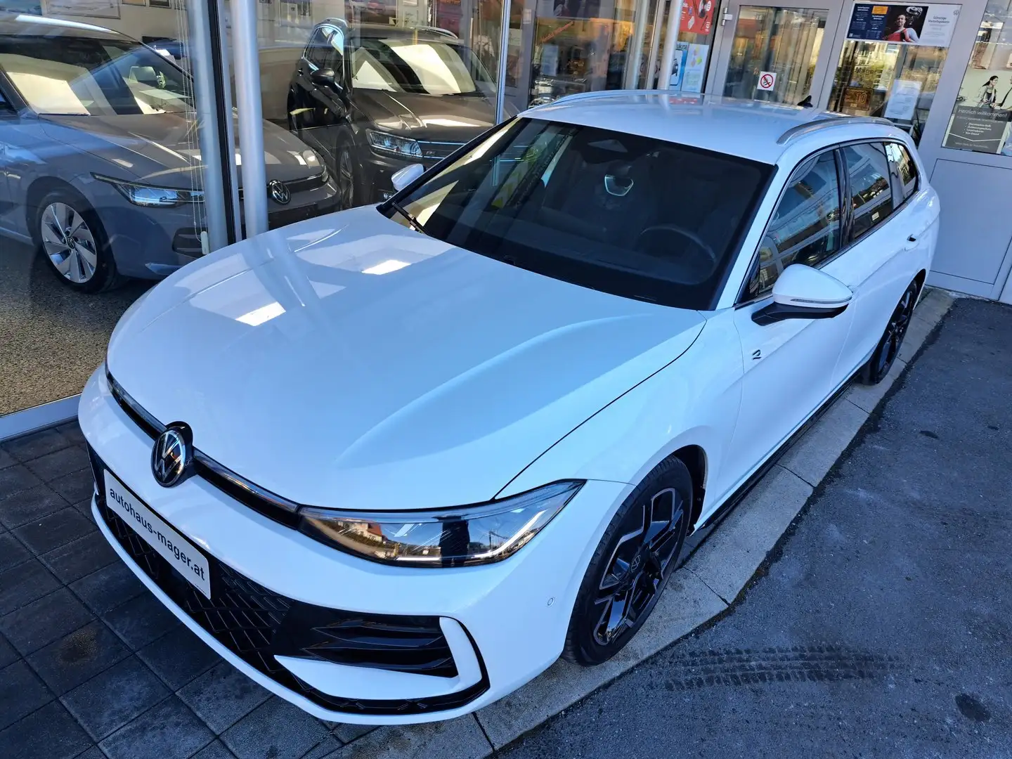 Volkswagen Passat Variant R-Line eTSI DSG Weiß - 2