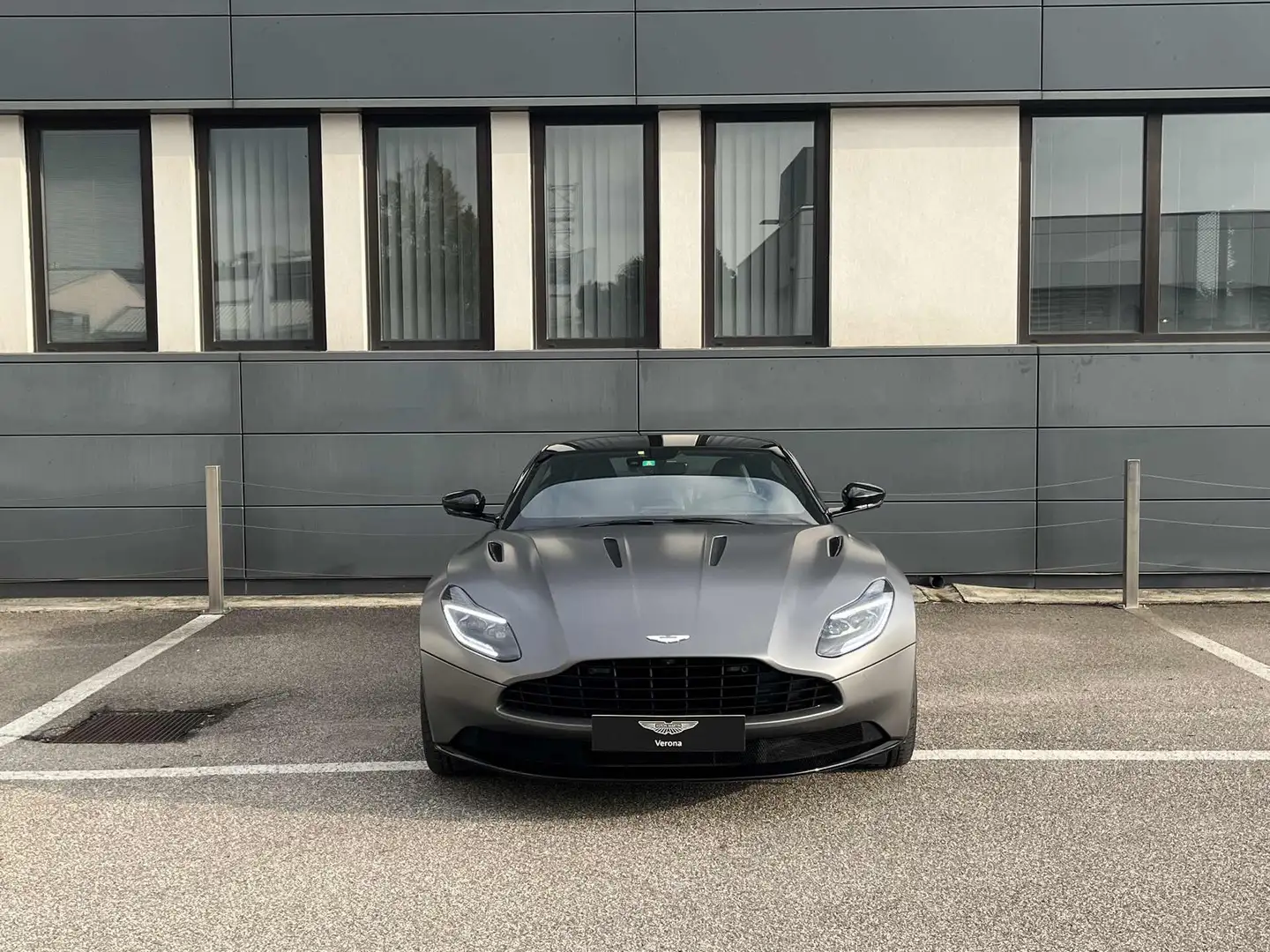 Aston Martin DB11 Coupe 5.2 V12 AMR auto Grigio - 2