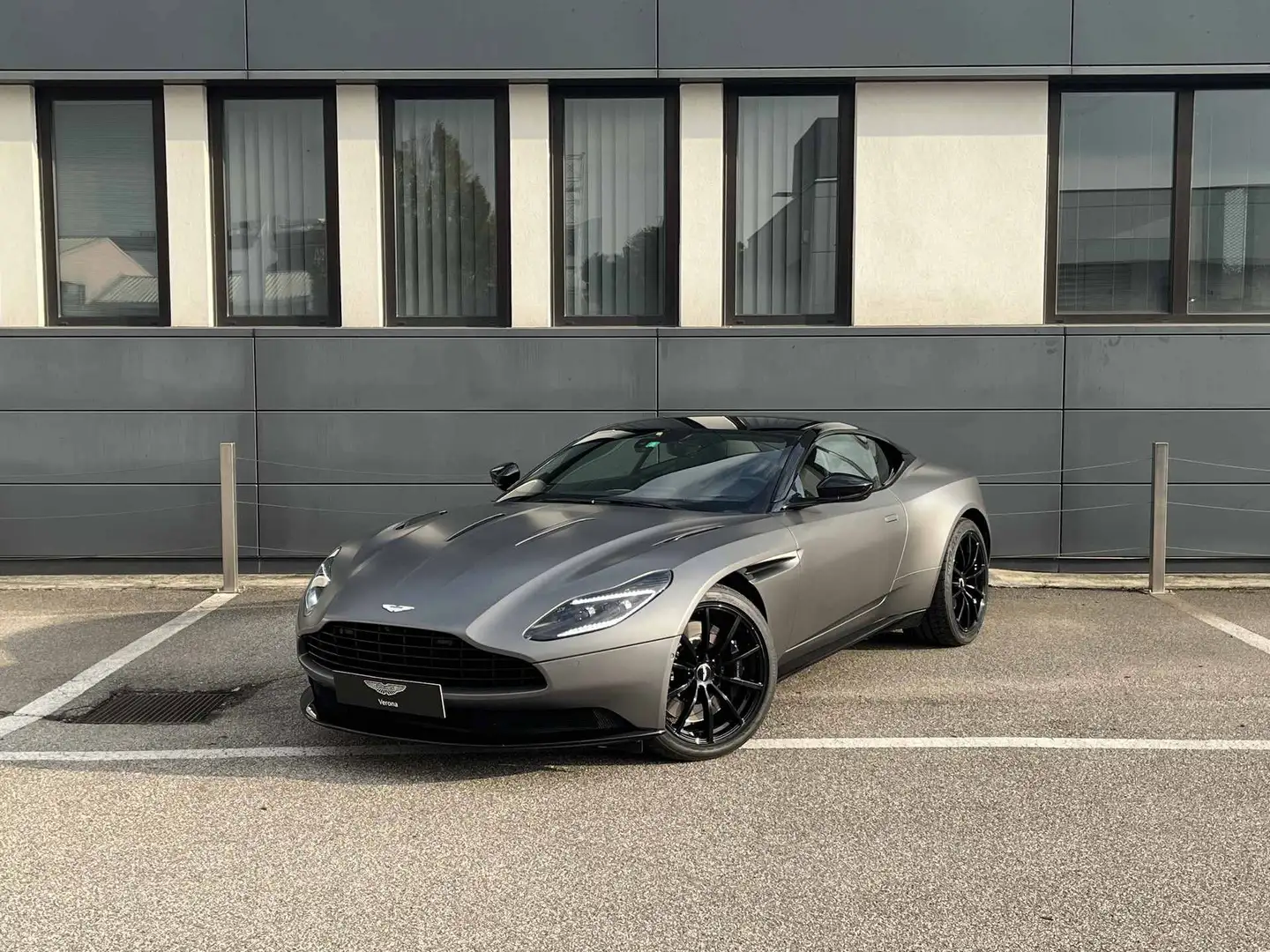 Aston Martin DB11 Coupe 5.2 V12 AMR auto Grigio - 1