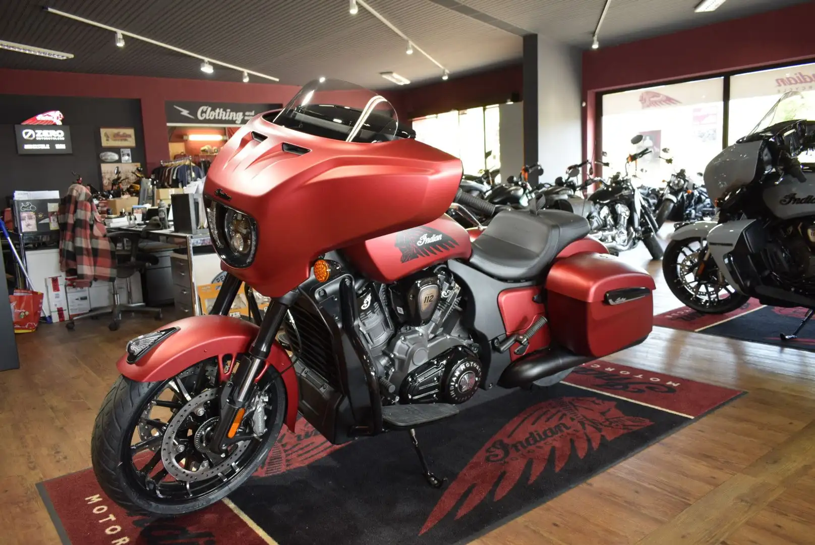 Indian Chieftain Powerplus Dark Horse 112 CUI Sunset Re Roşu - 1