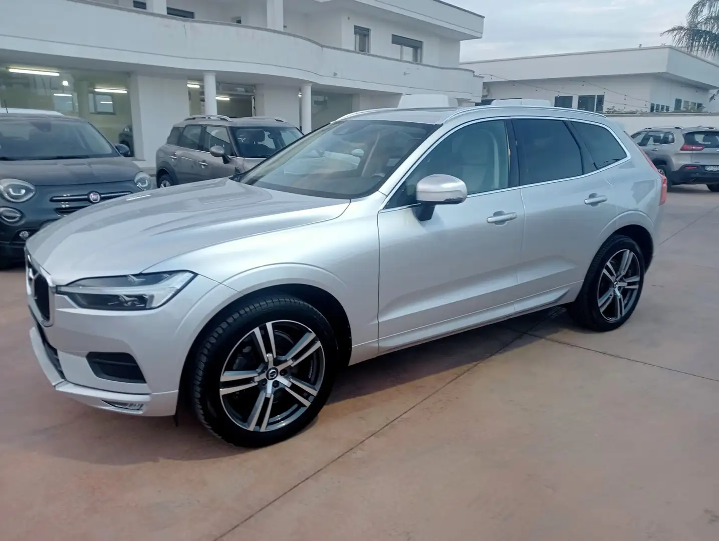 Volvo XC60 XC60 II 2018 2.0 b4 Momentum Pro auto Grigio - 2