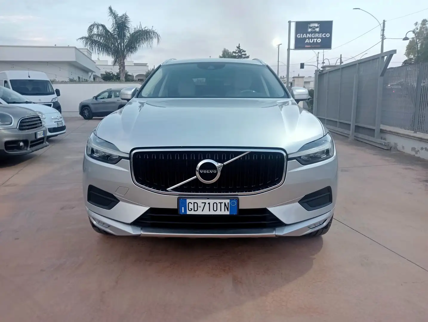 Volvo XC60 XC60 II 2018 2.0 b4 Momentum Pro auto Grigio - 1