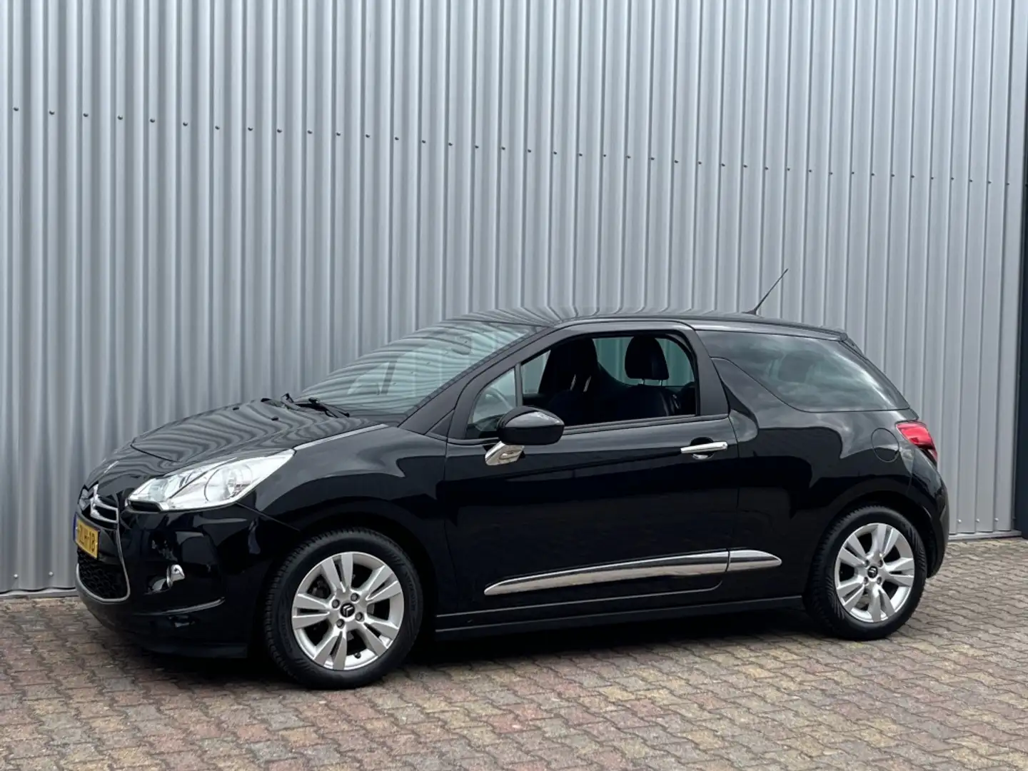 Citroen DS3 1.2 PureTech So Chic | Navigatie | Premium Audio | Zwart - 2