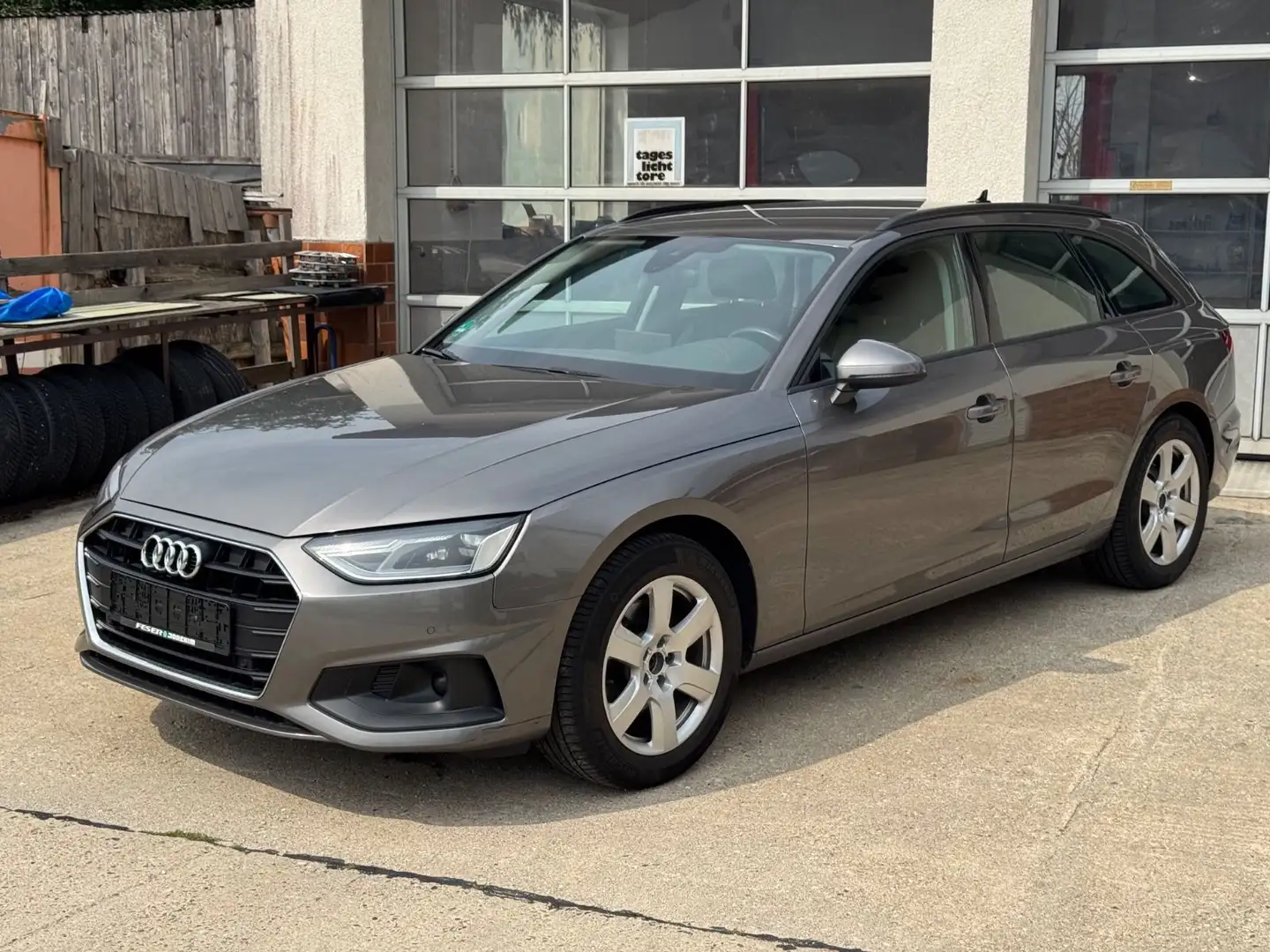Audi A4 30 TDI S tronic Avant 1.HAND+8FACH (2342) Grijs - 1