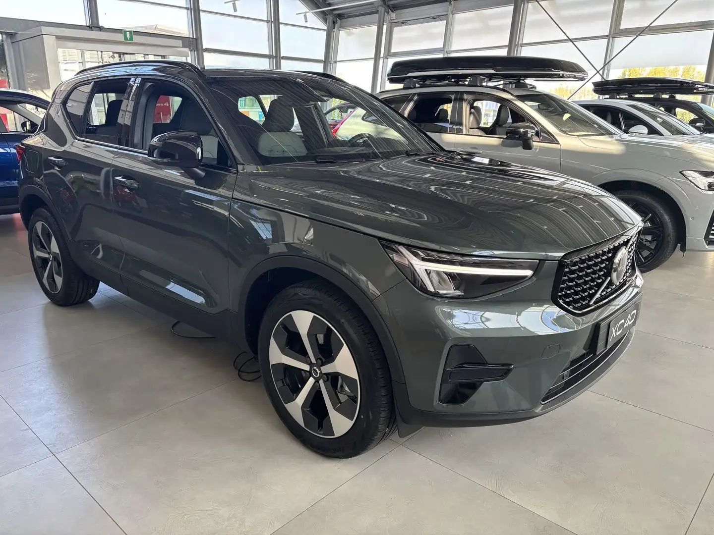 Volvo XC40 XC40 B3 automatico Plus Dark --- NUOVO COLORE Verde - 2