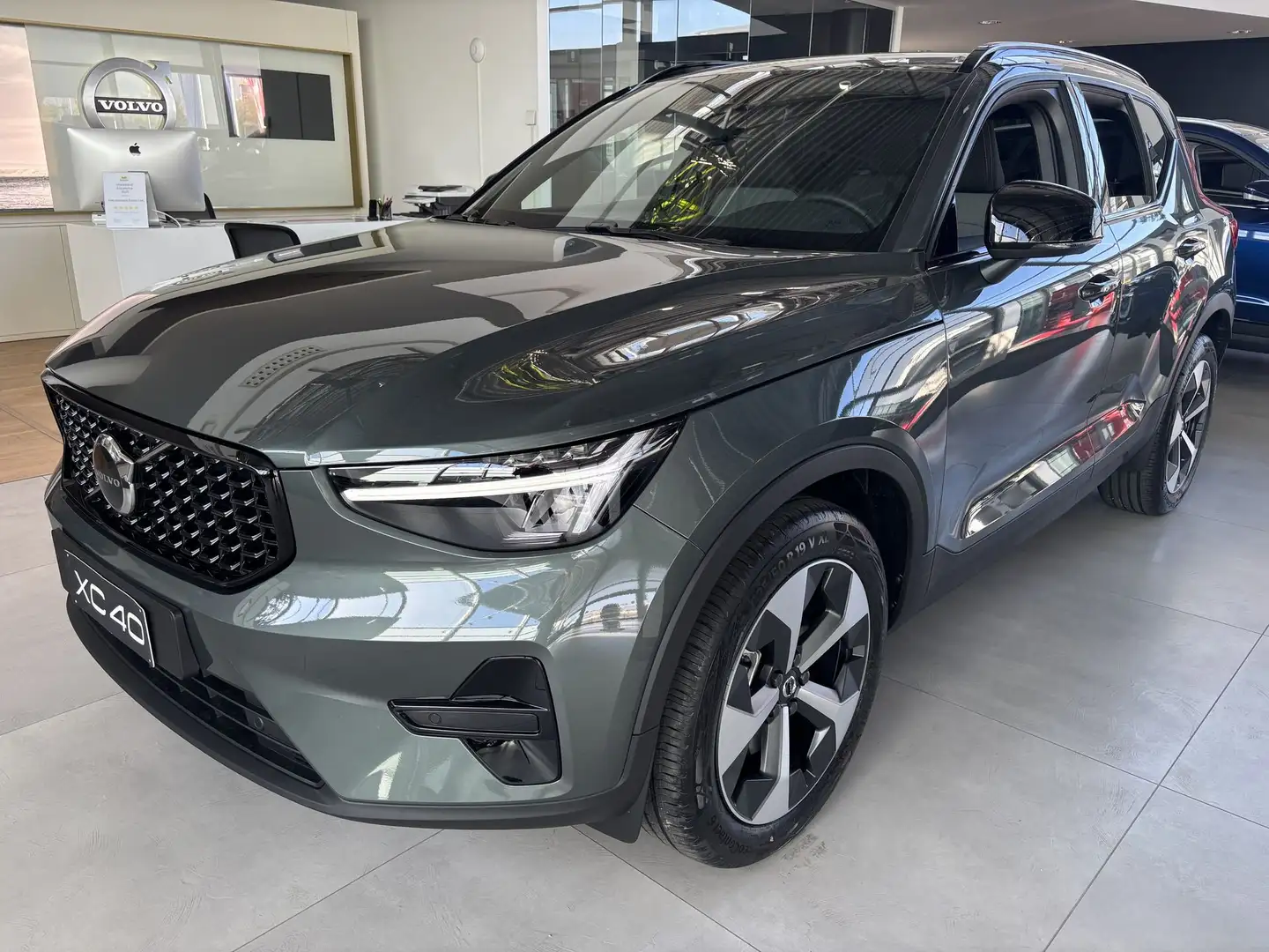 Volvo XC40 XC40 B3 automatico Plus Dark --- NUOVO COLORE Verde - 1