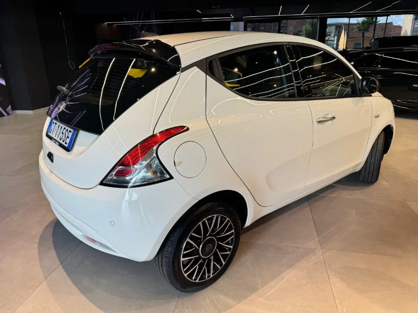 Lancia Ypsilon 1.0 FireFly 5 porte S&S Hybrid Platino Bianco - 1