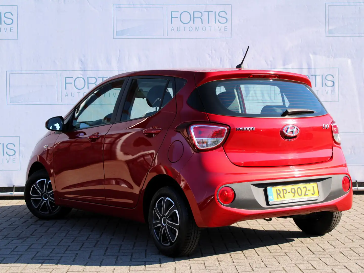 Hyundai i10 1.0i Comfort NL AUTO | AIRCO | ALL SEASONS | APK T Rood - 2