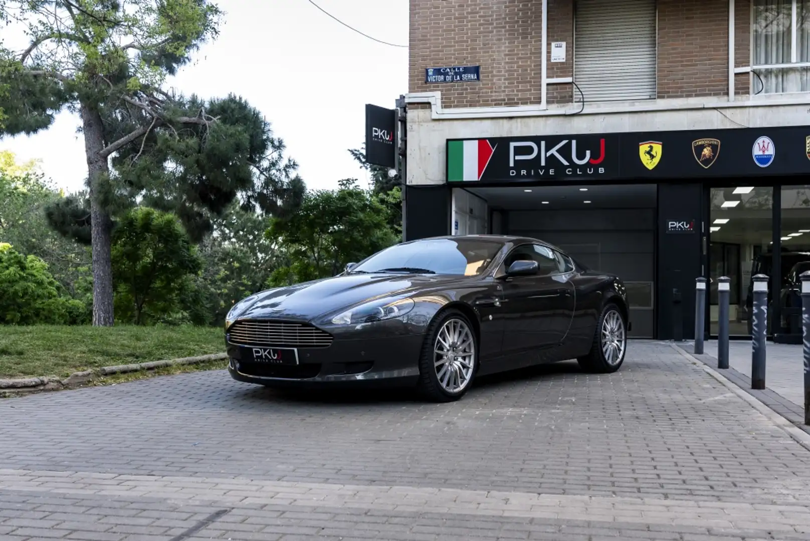 Aston Martin DB9 Grau - 1