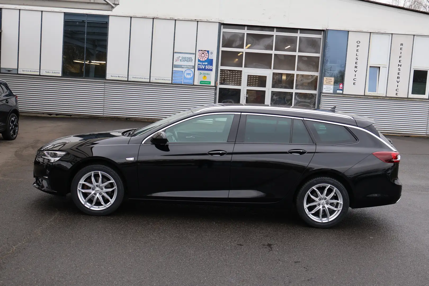 Opel Insignia ST 2.0 Diesel AT8 Business Elegance 4x4+ACC+ Zwart - 2