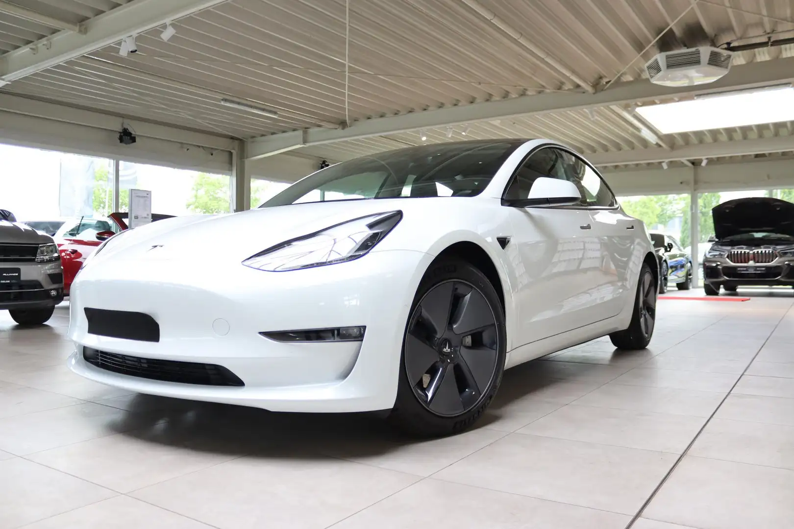 Tesla Model 3 Dual AWD 366 kW (498 PS), Automatik, Allrad Weiß - 1