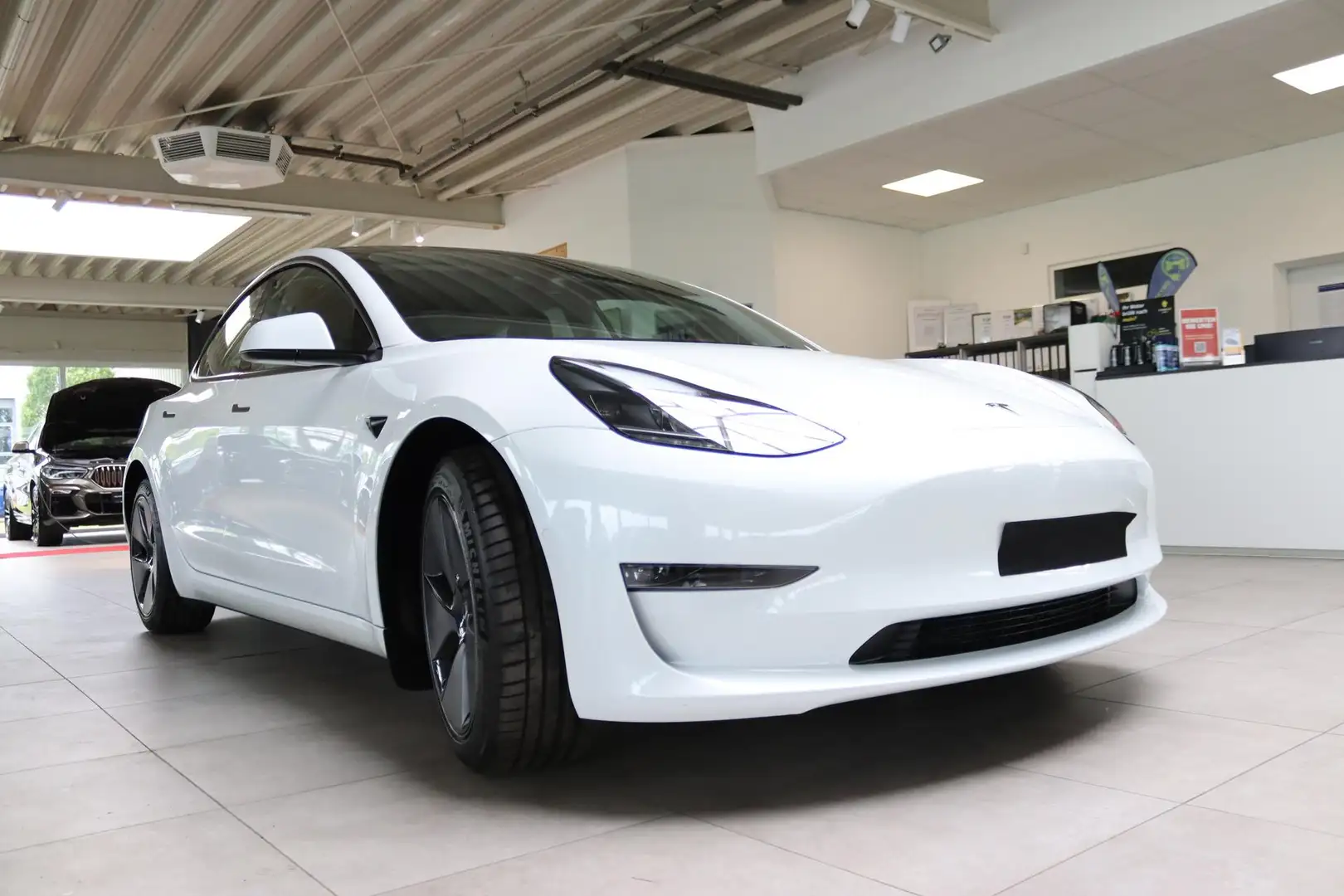 Tesla Model 3 Dual AWD 366 kW (498 PS), Automatik, Allrad Weiß - 2