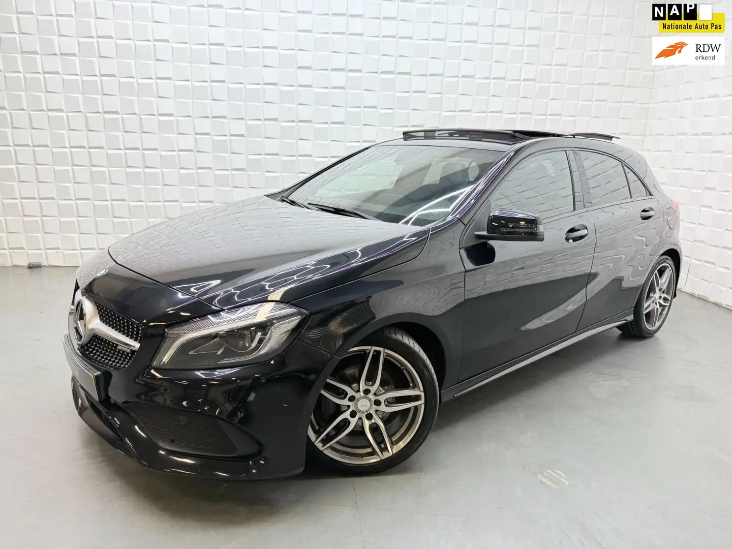 Mercedes-Benz A 180 AMG PANO NAVI PDC LEER NAP Zwart - 1