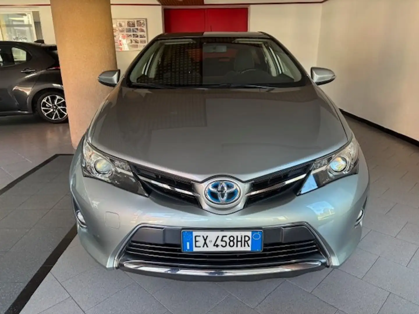 Toyota Auris 5p 1.8h Active Plus Beige - 2