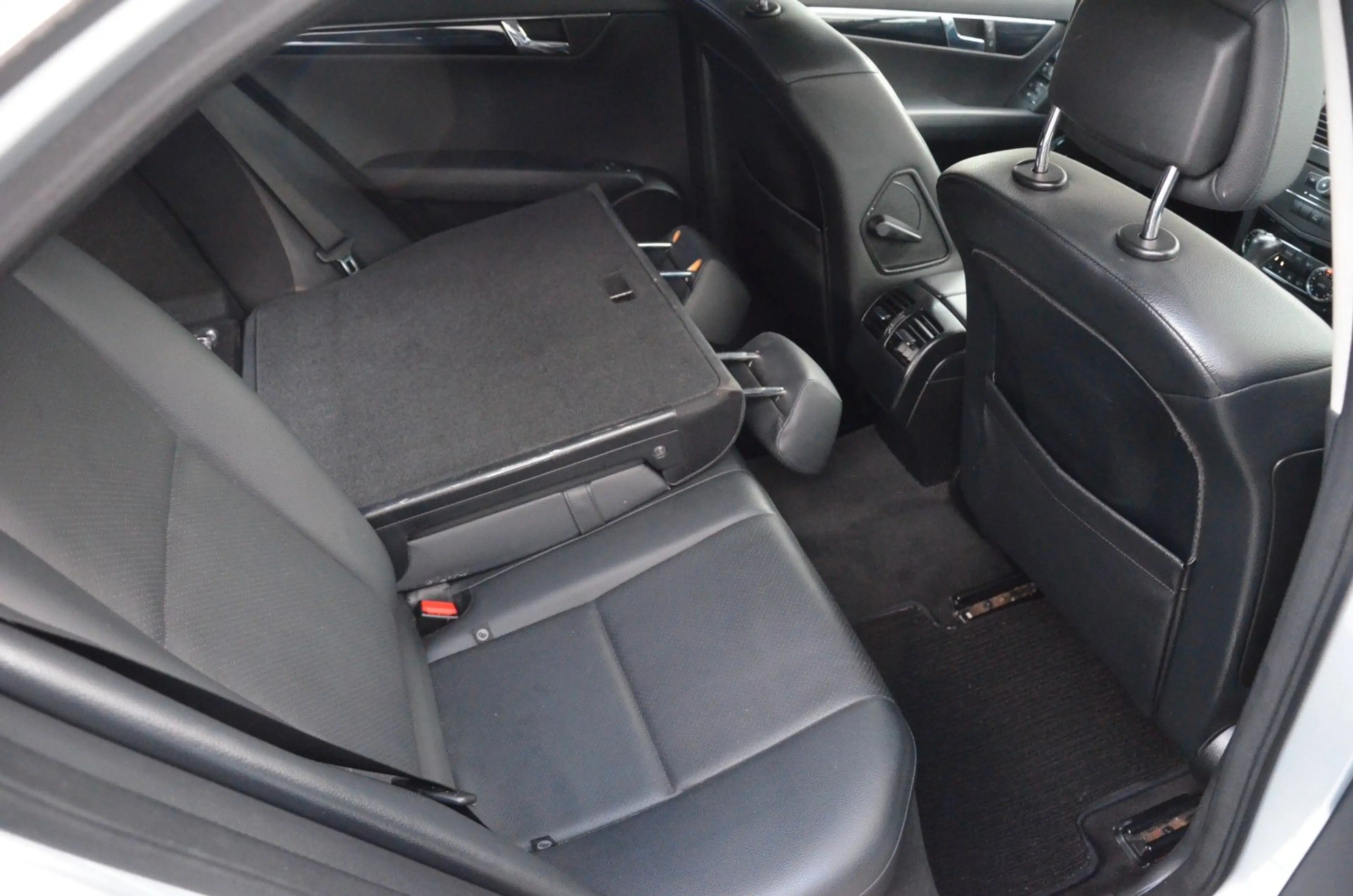 Mercedes-Benz C 220 Leder Navi PDC Tüv Neu Inspektion Neu — photo 18