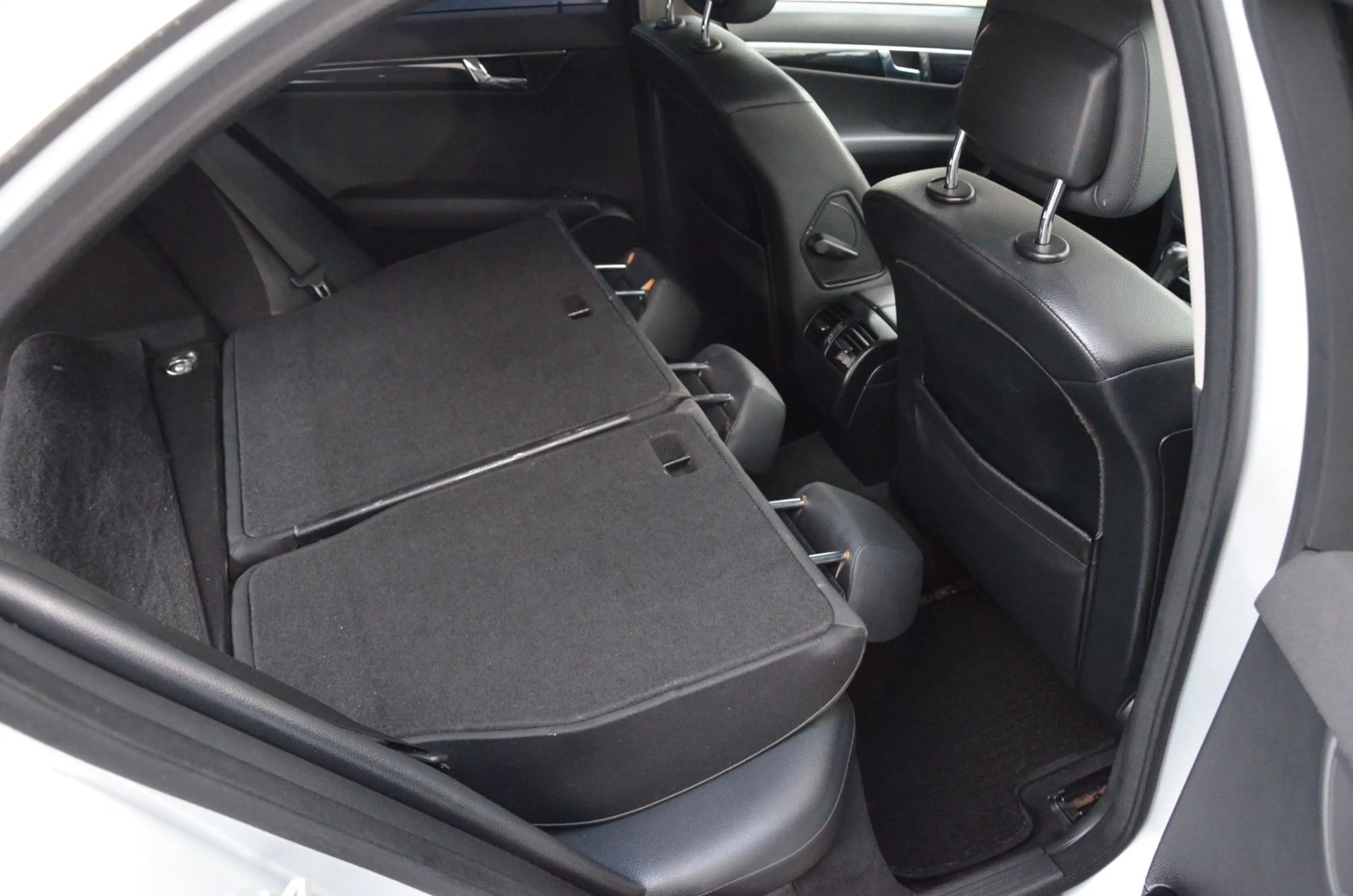 Mercedes-Benz C 220 Leder Navi PDC Tüv Neu Inspektion Neu — photo 17