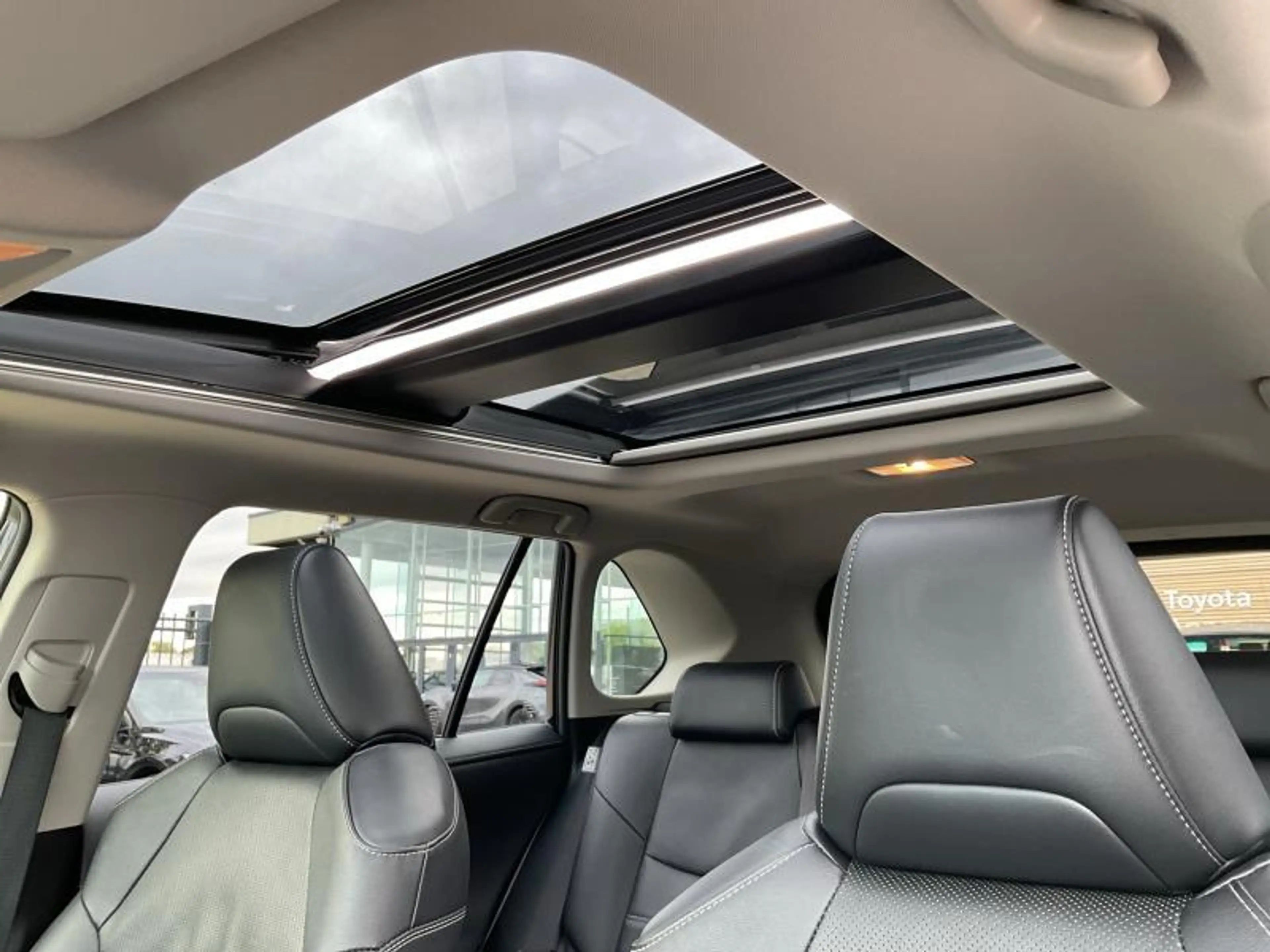 Toyota RAV4 Premium Plus JBL PANO — photo 19