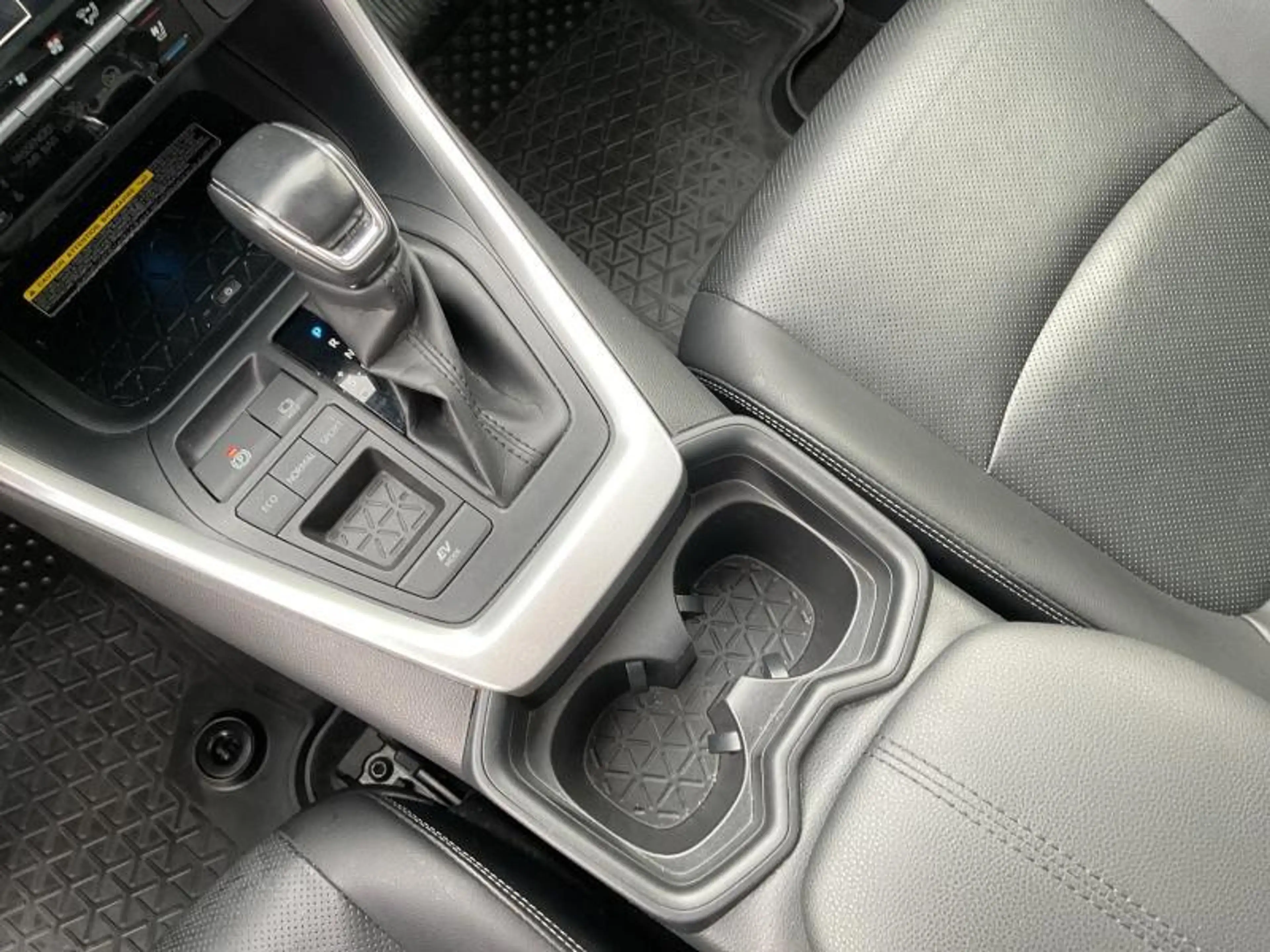 Toyota RAV4 Premium Plus JBL PANO — photo 14