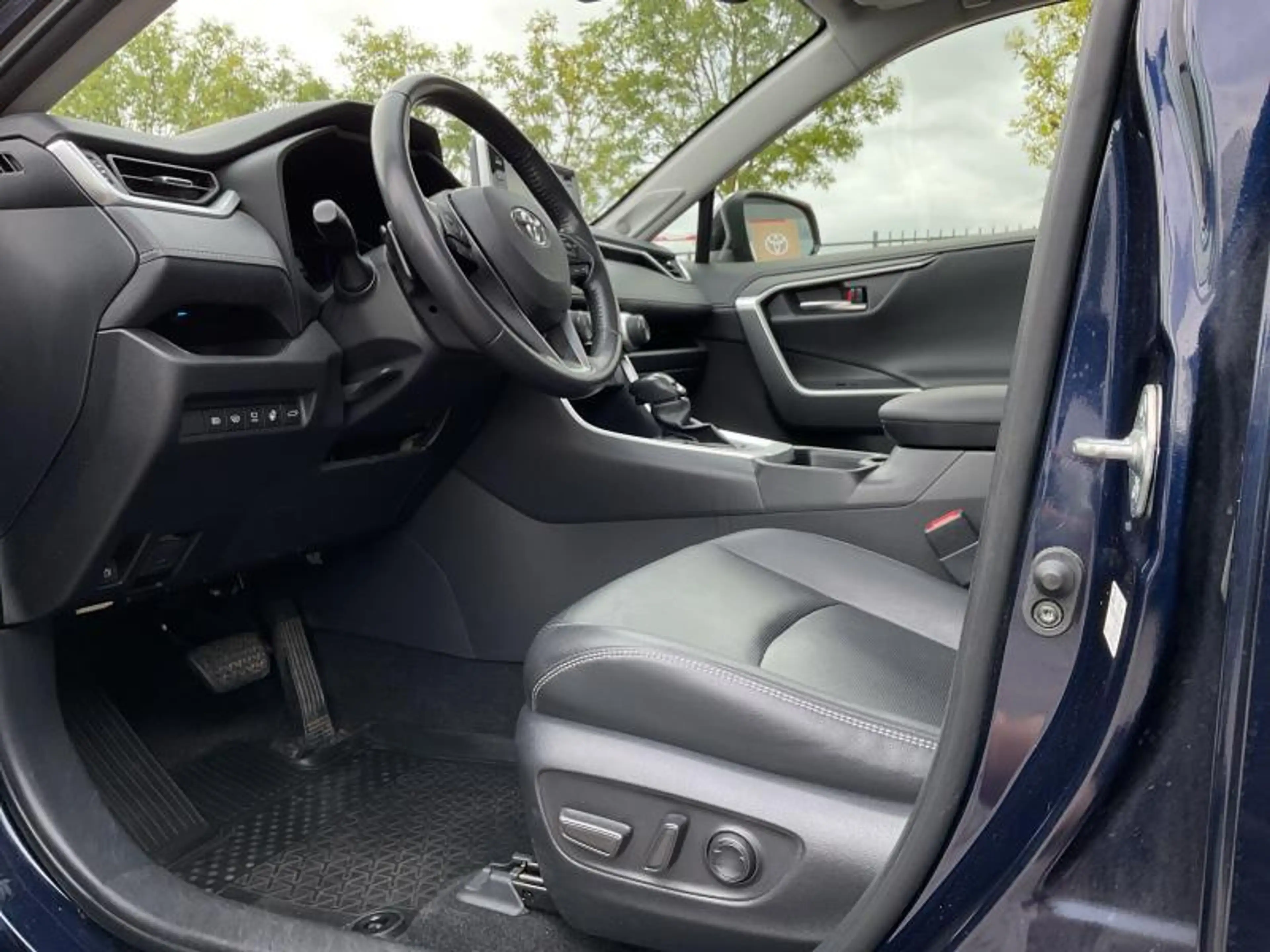 Toyota RAV4 Premium Plus JBL PANO — photo 13