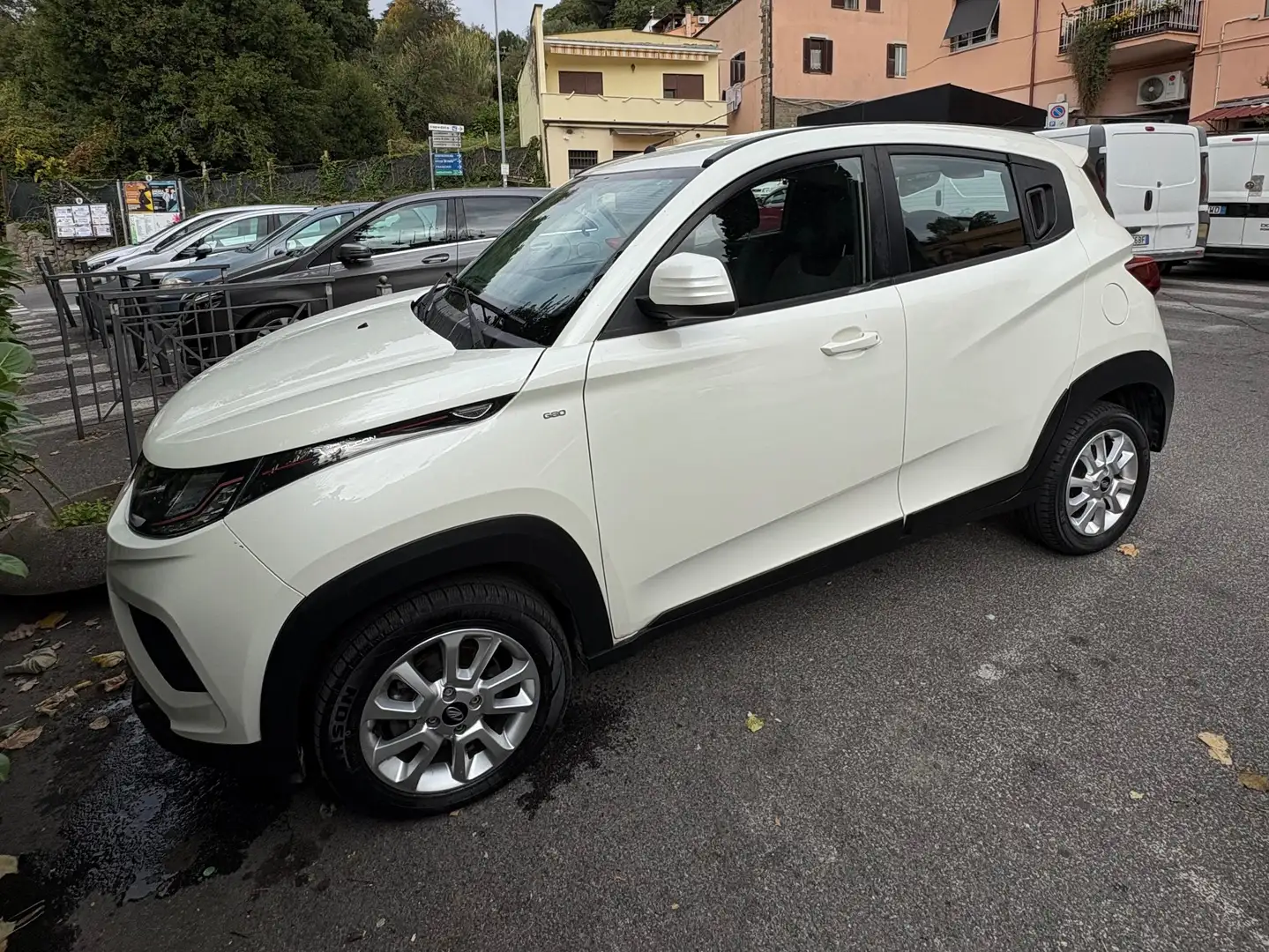 Mahindra KUV100 KUV100 1.2 K6+ m-bifuel Bianco - 1