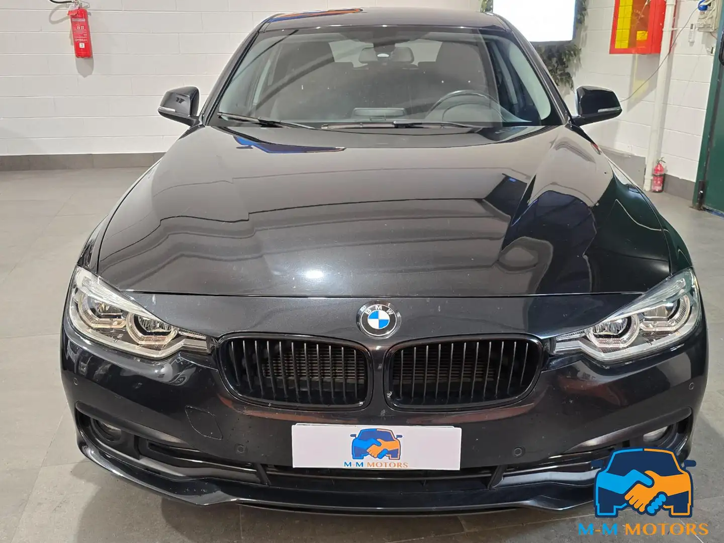 BMW 318 d xDrive Touring Business Advantage Schwarz - 2