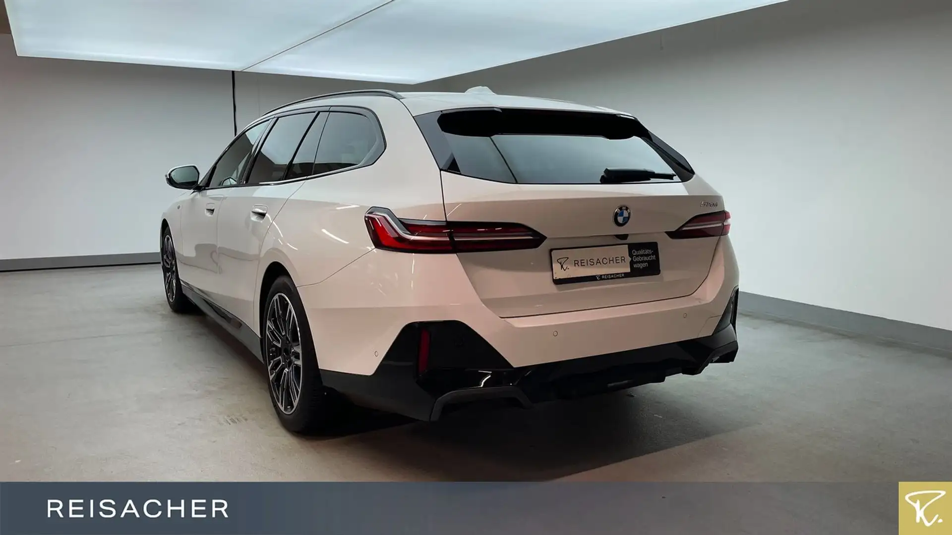 BMW 520 d A Tou M-Sport LCProf,PAProf,ACC,HUD,AHK Weiß - 2