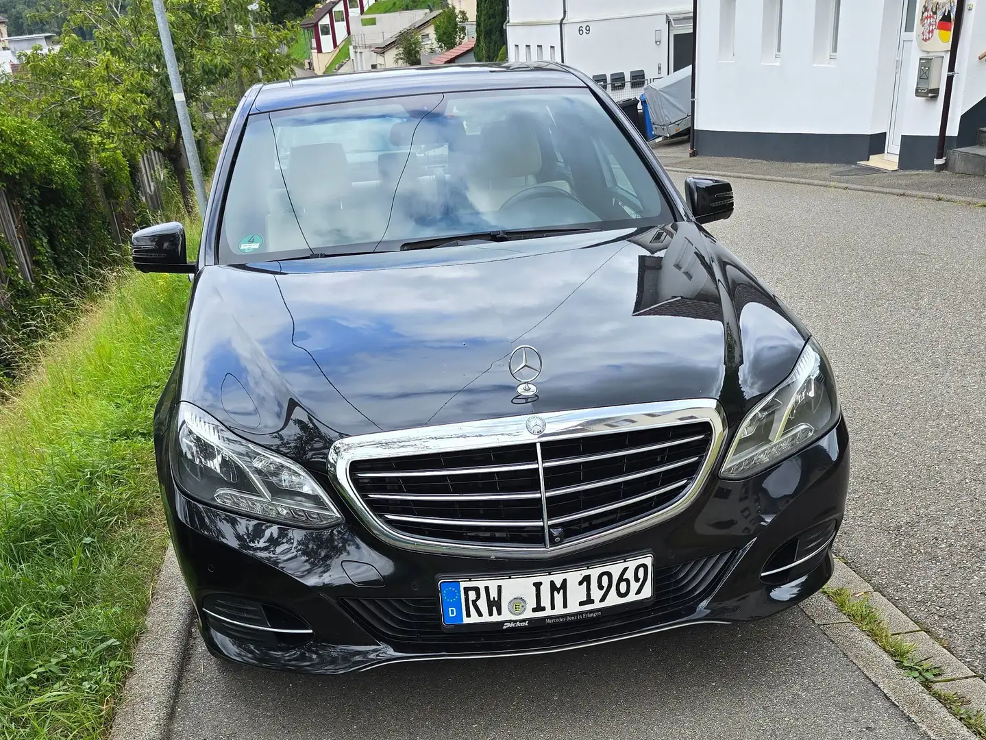 Mercedes-Benz E 220 E 220 BlueTEC 4Matic 7G-TRONIC Elegance Schwarz - 1