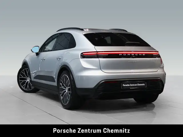Porsche Macan view 3