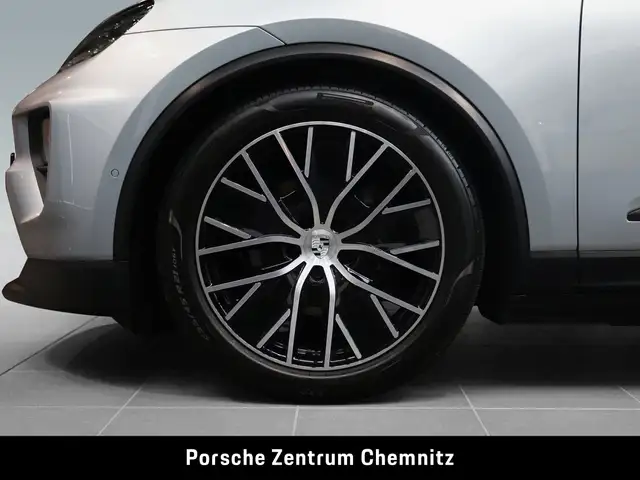 Porsche Macan view 6