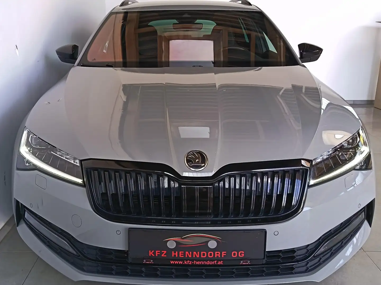Skoda Superb Kombi 2,0 TDI 4x4 Sportline DSG Grau - 2