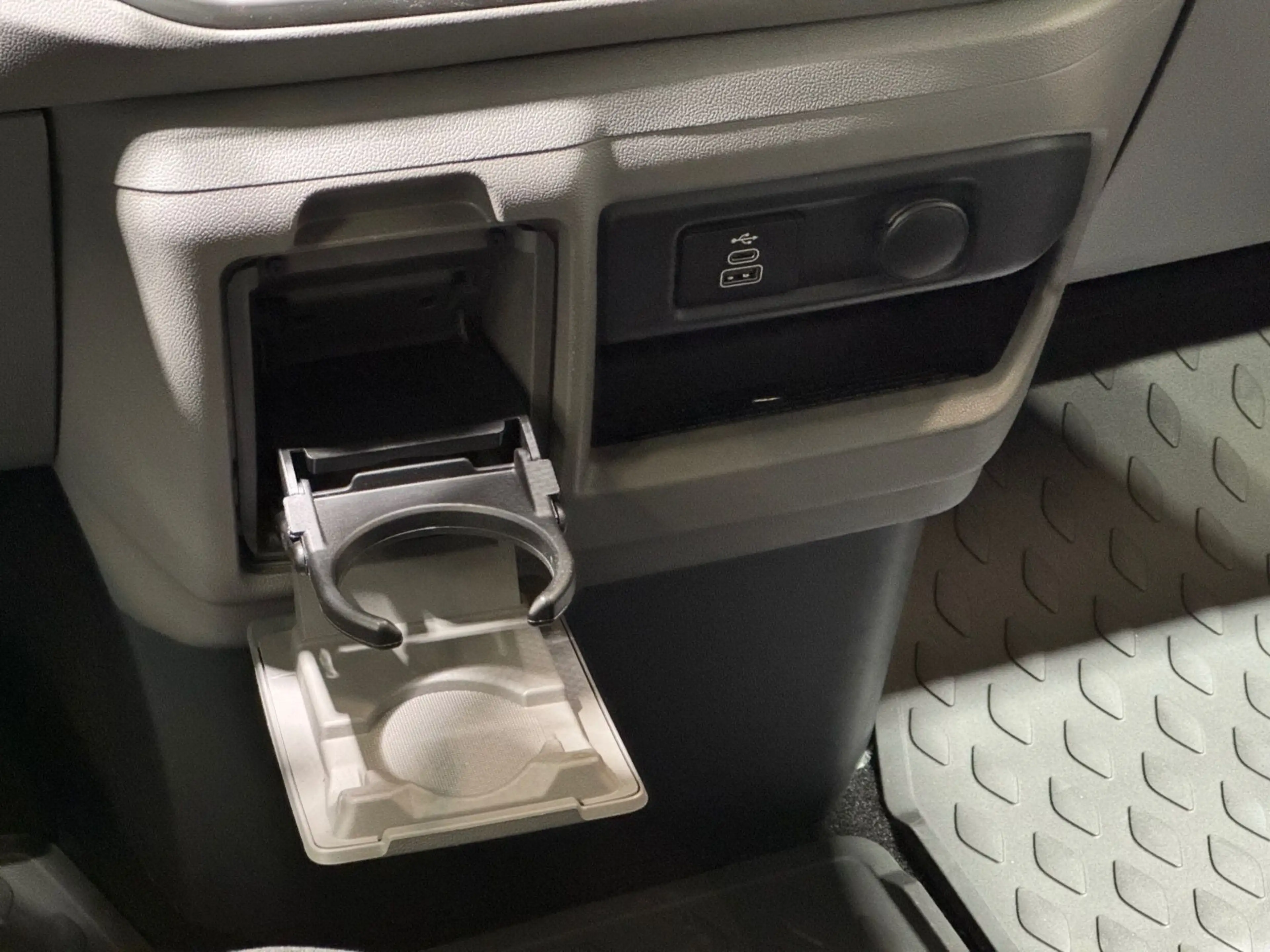 Volkswagen T7 Caravelle Life 2.0 TDI DSG KR | LED AHK PDC — photo 10