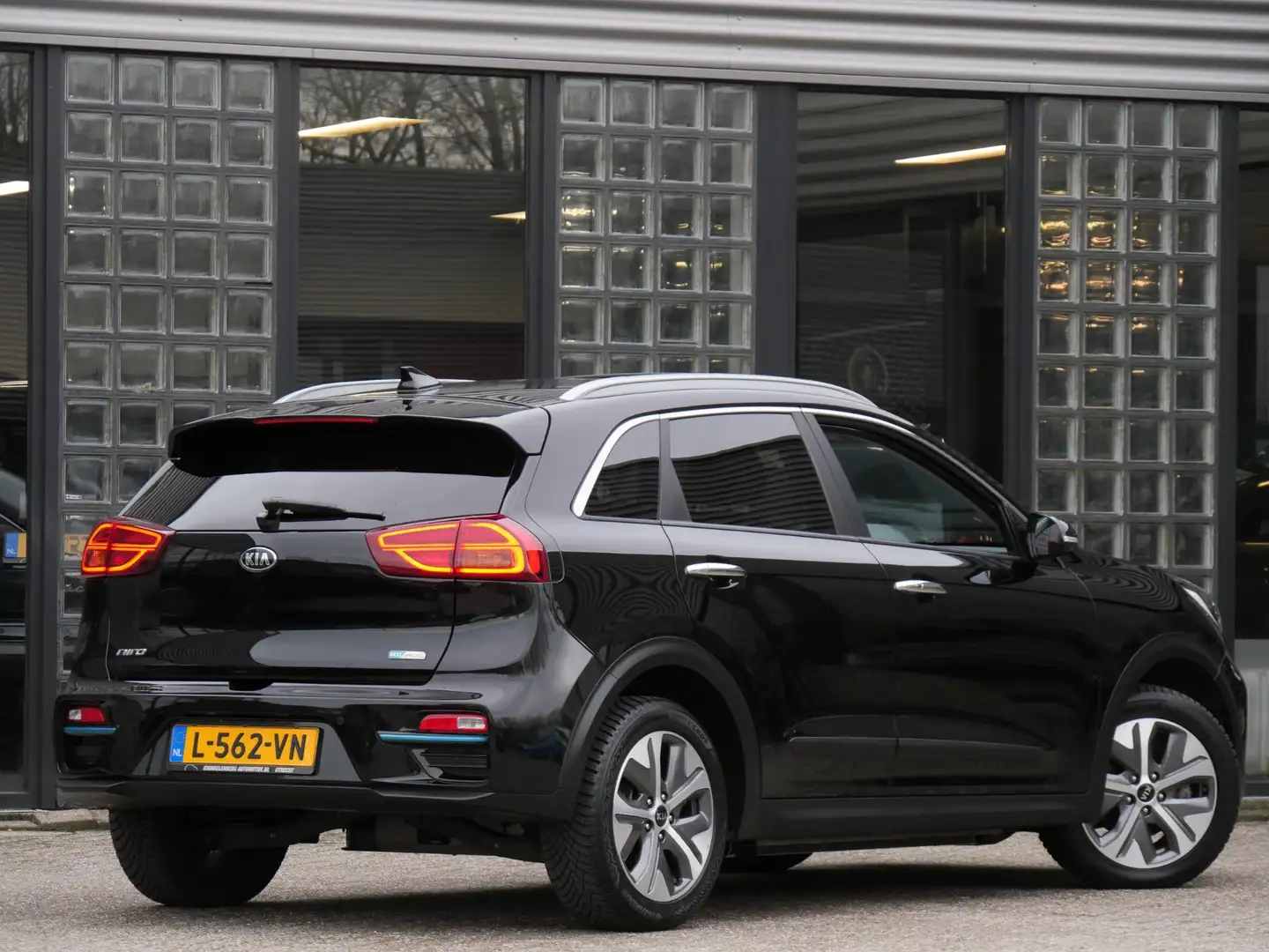 Kia e-Niro 64kWh 3-FASE/ SOH 100%/ EXECUTIVELINE/ SCHUIFDAK Zwart - 2